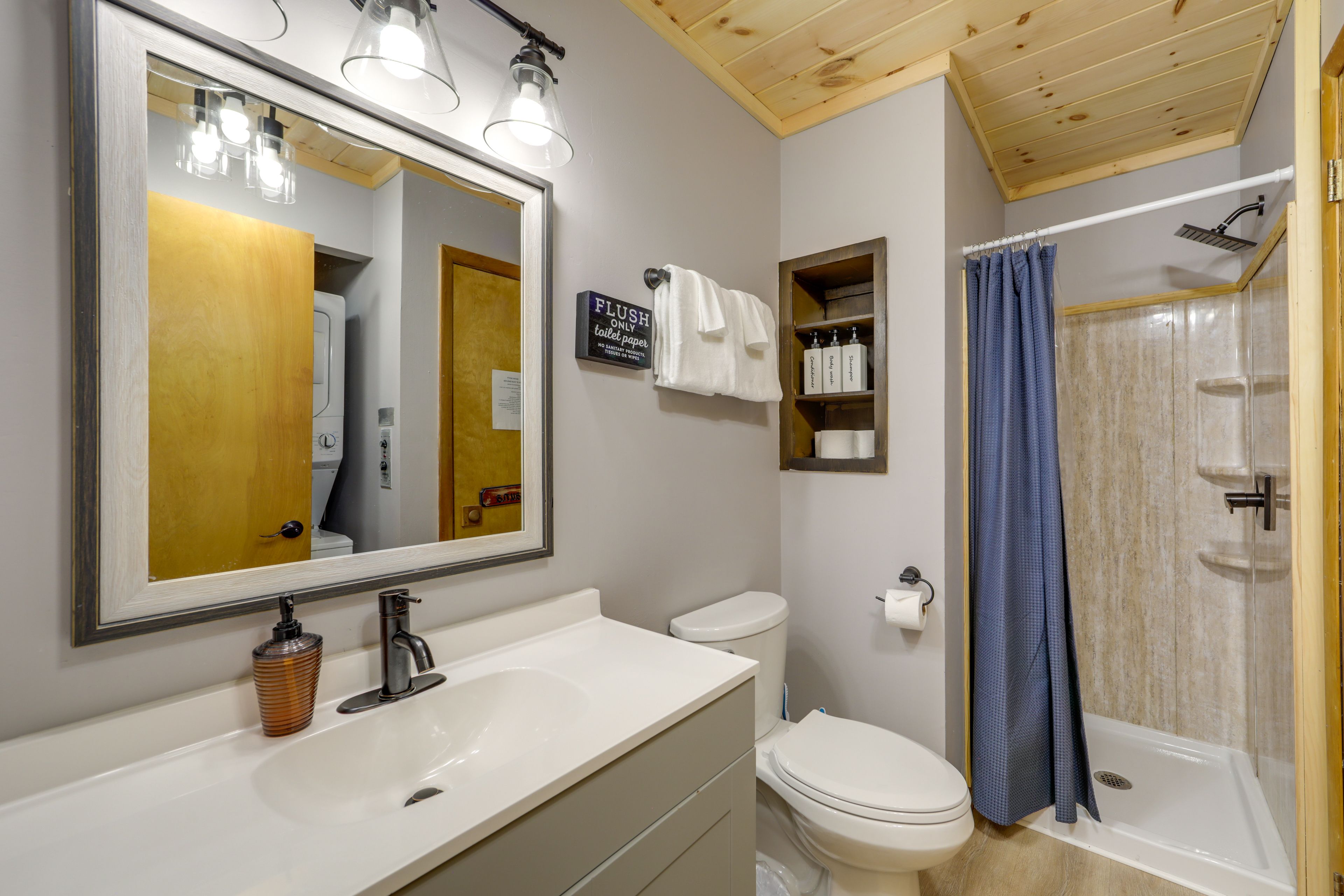 Full Bathroom | Washer/Dryer