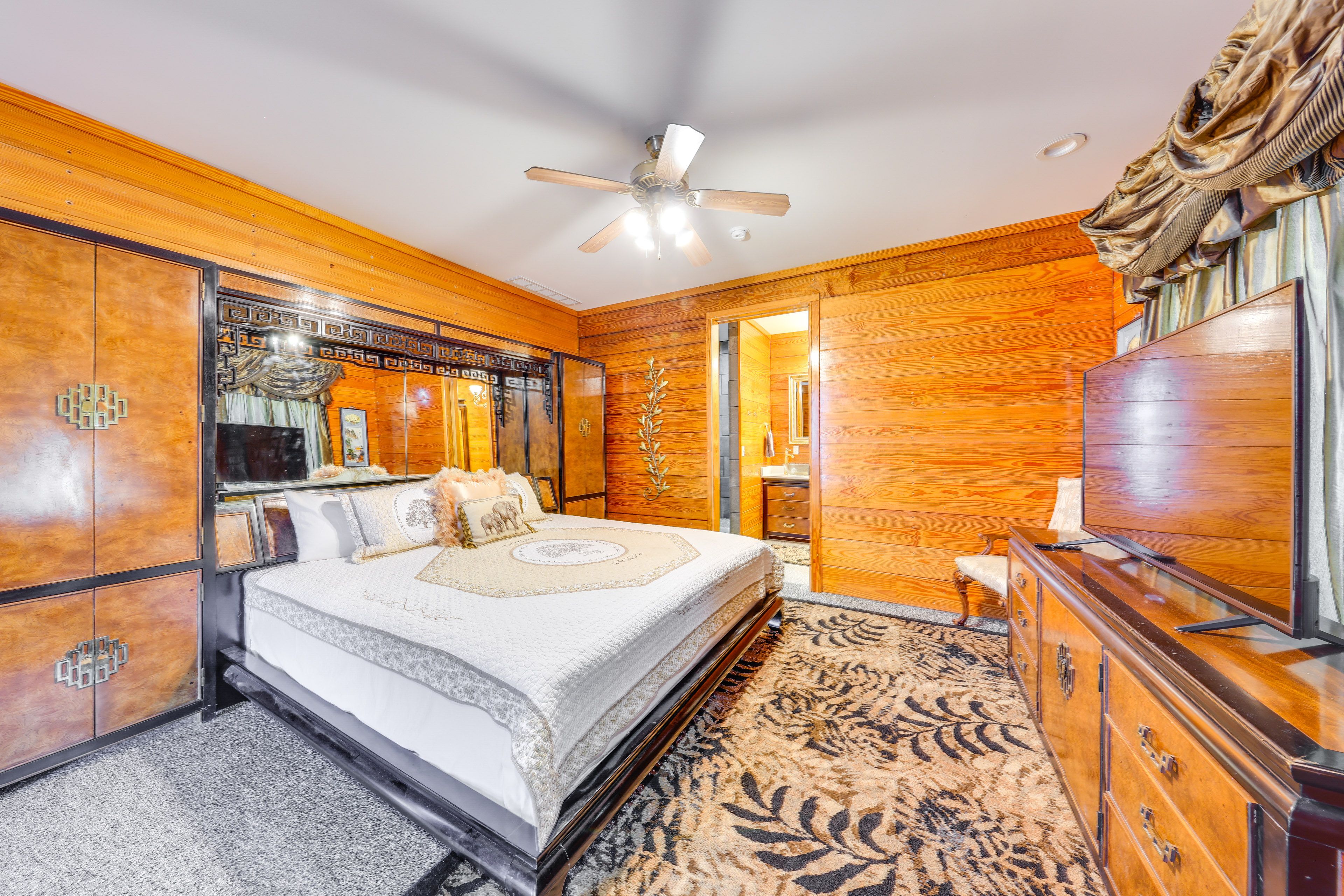 Bedroom 3 (Redbud) | King Bed | Full En-Suite Bathroom