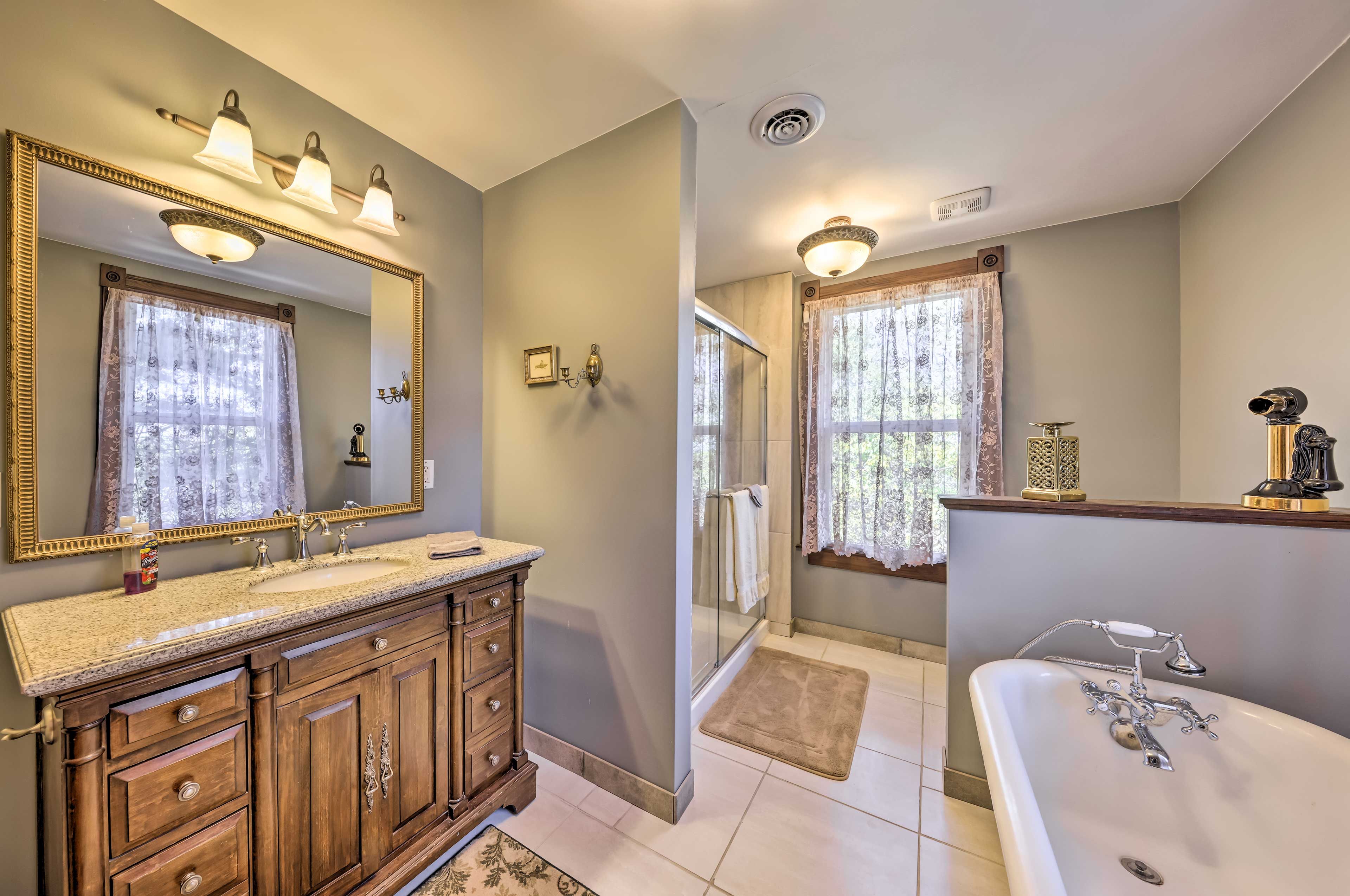 Full En-Suite Bathroom | Complimentary Toiletries | Soaking Tub
