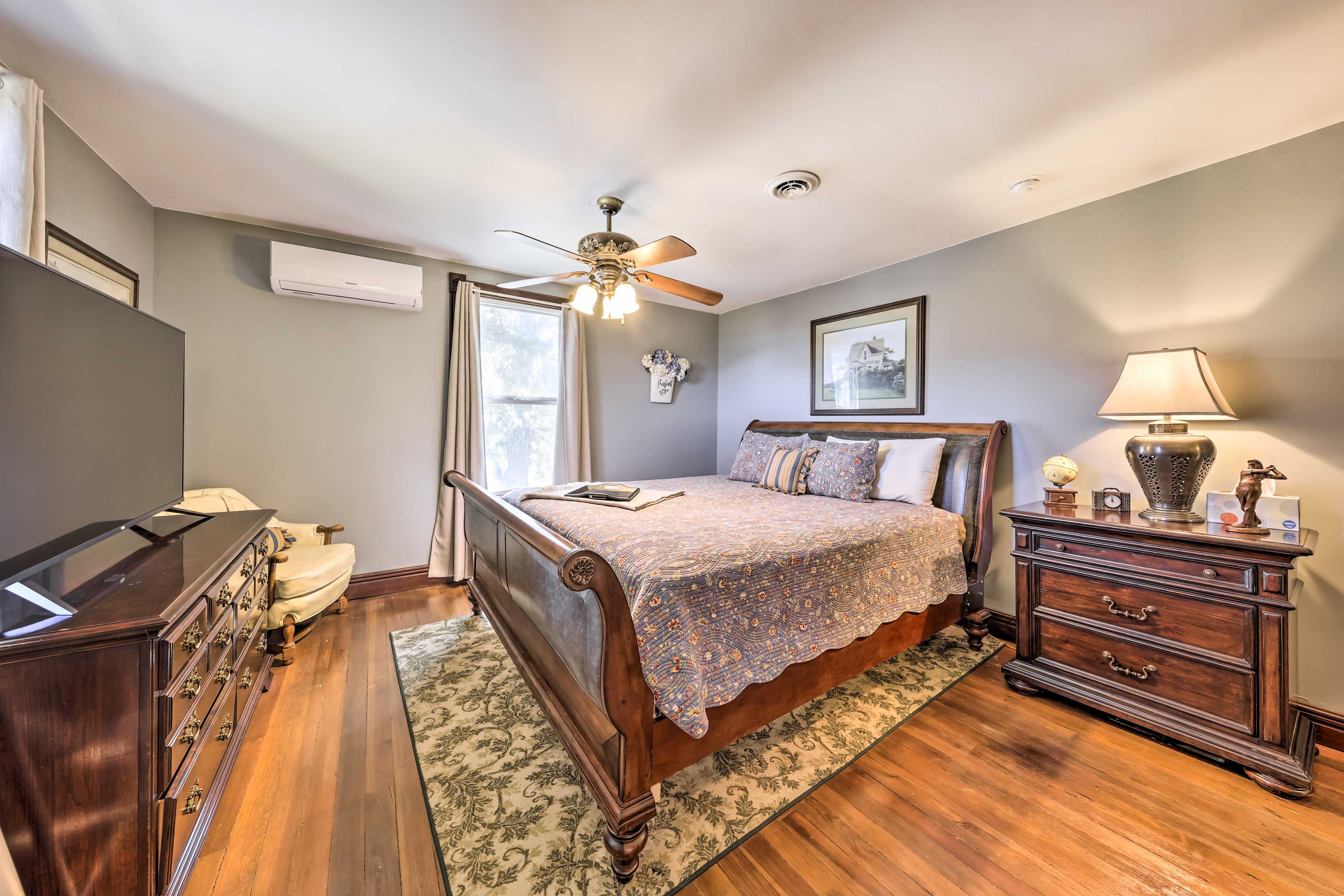 Bedroom 1 | King Bed | Linens & Towels | Full En-Suite Bathroom