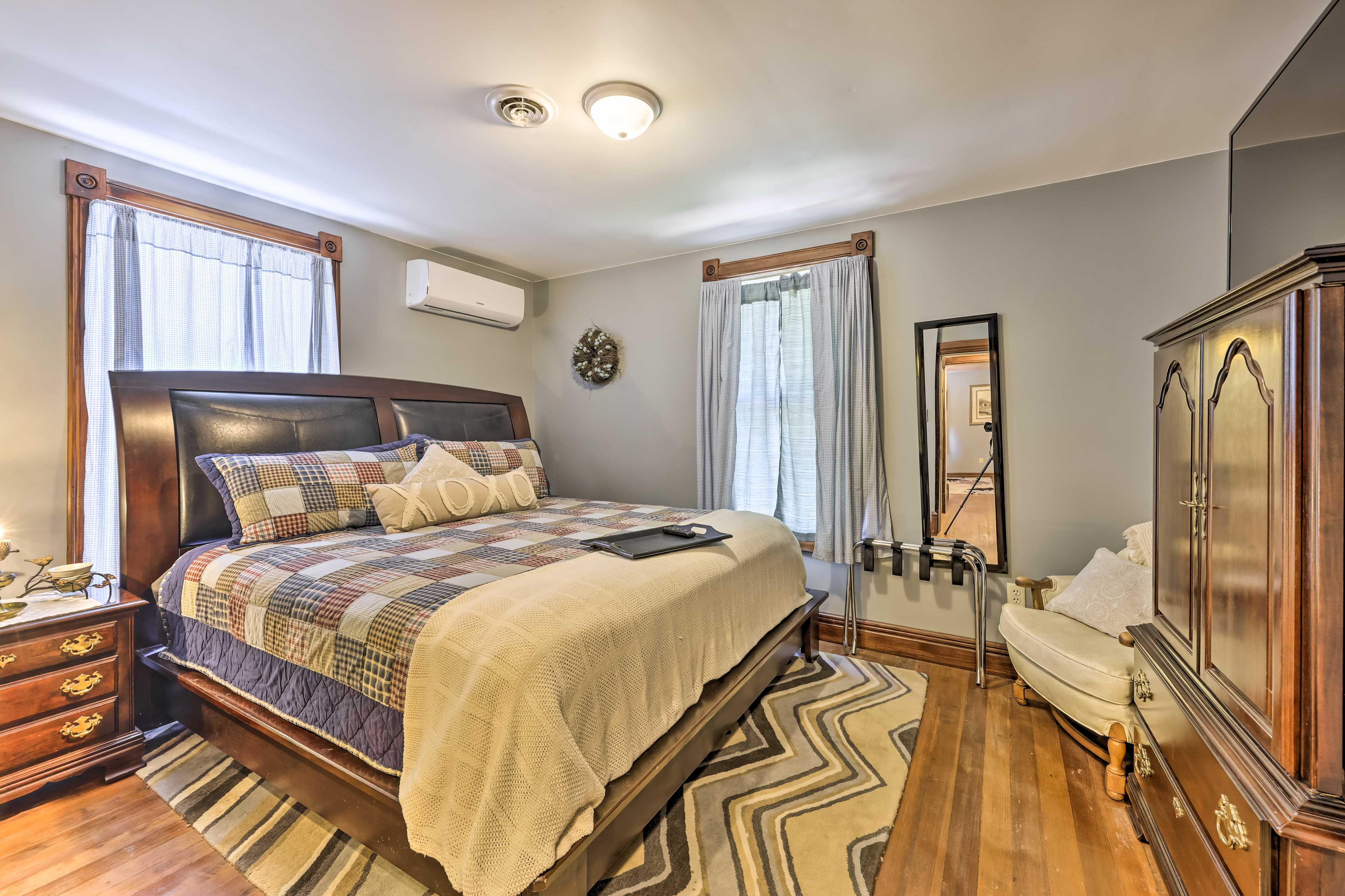 Bedroom 2 | King Bed | Full En-Suite Bathroom