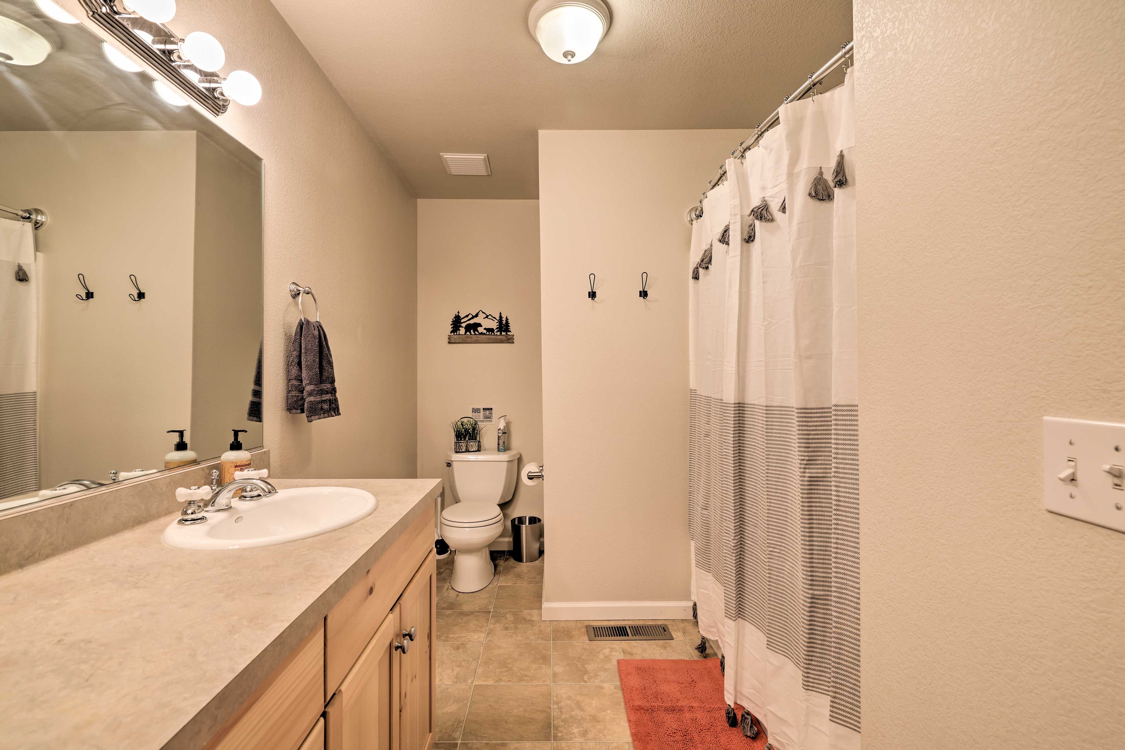 En-Suite Bathroom | Lower Level | Towels Provided