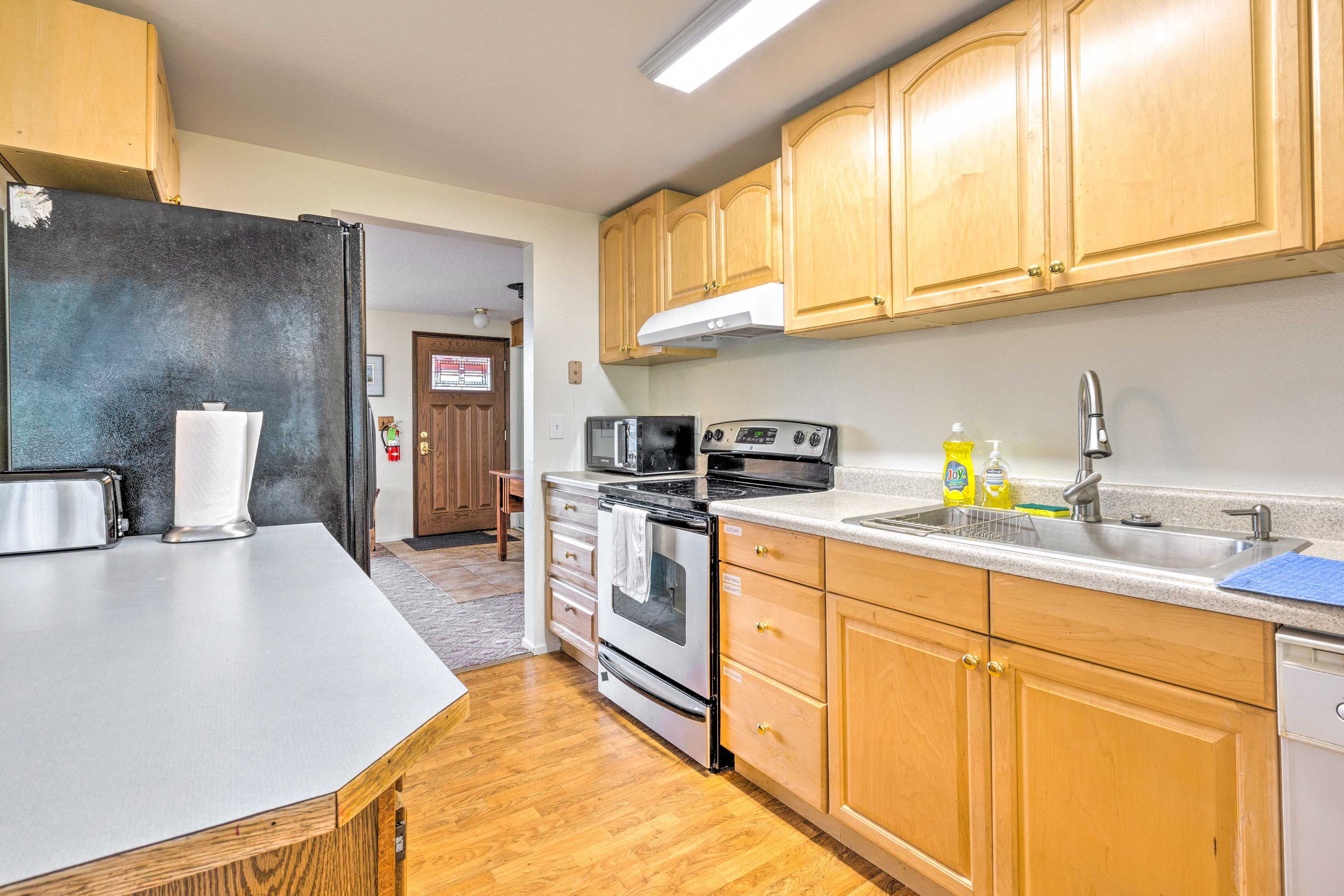 Kitchen | Single-Story Interior | Towels & Linens | Free WiFi