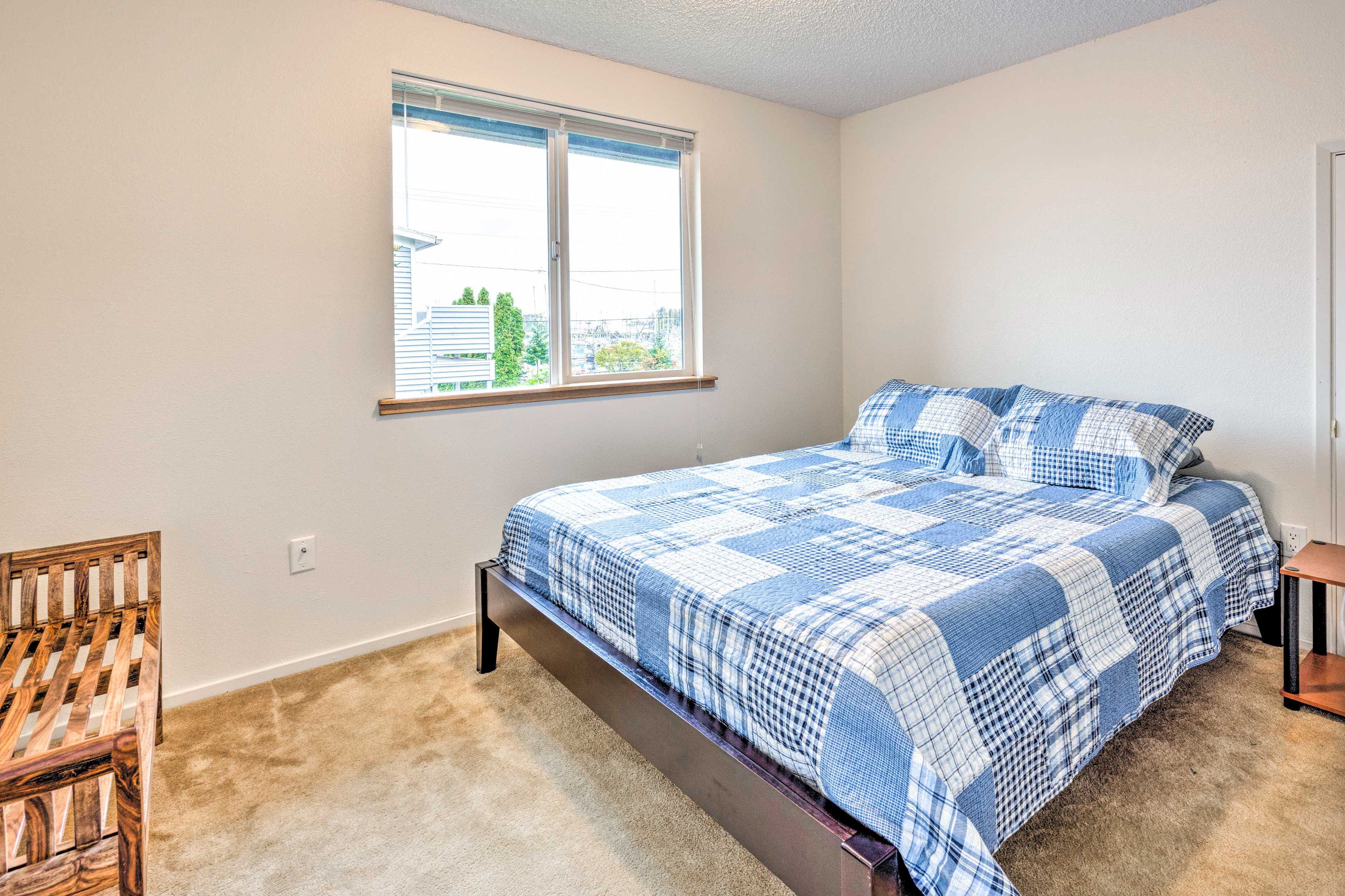 Bedroom 1 | Queen Bed