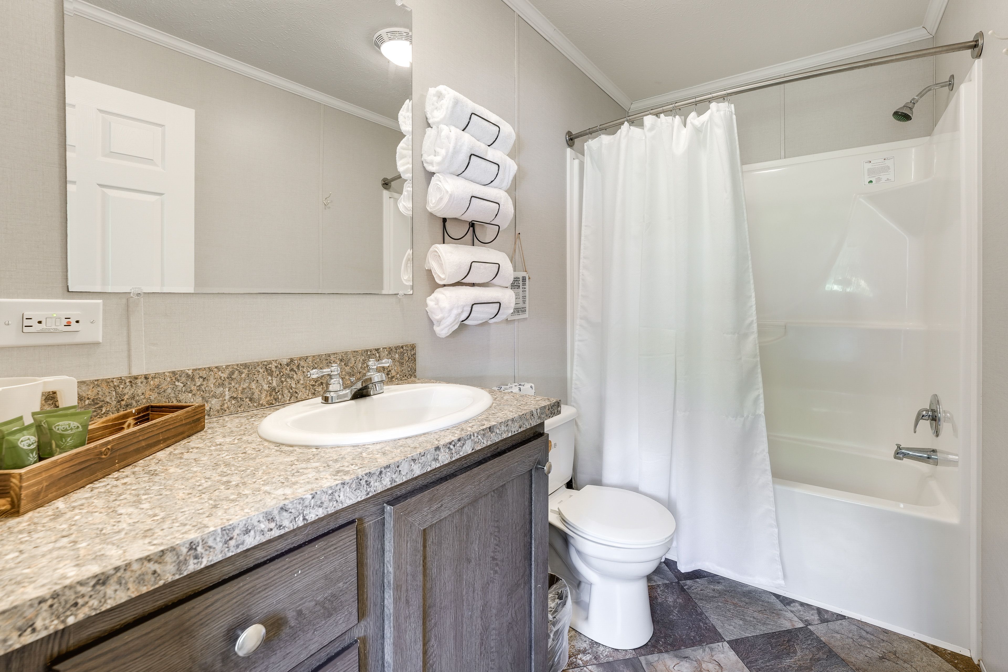 Full Bathroom | Complimentary Toiletries