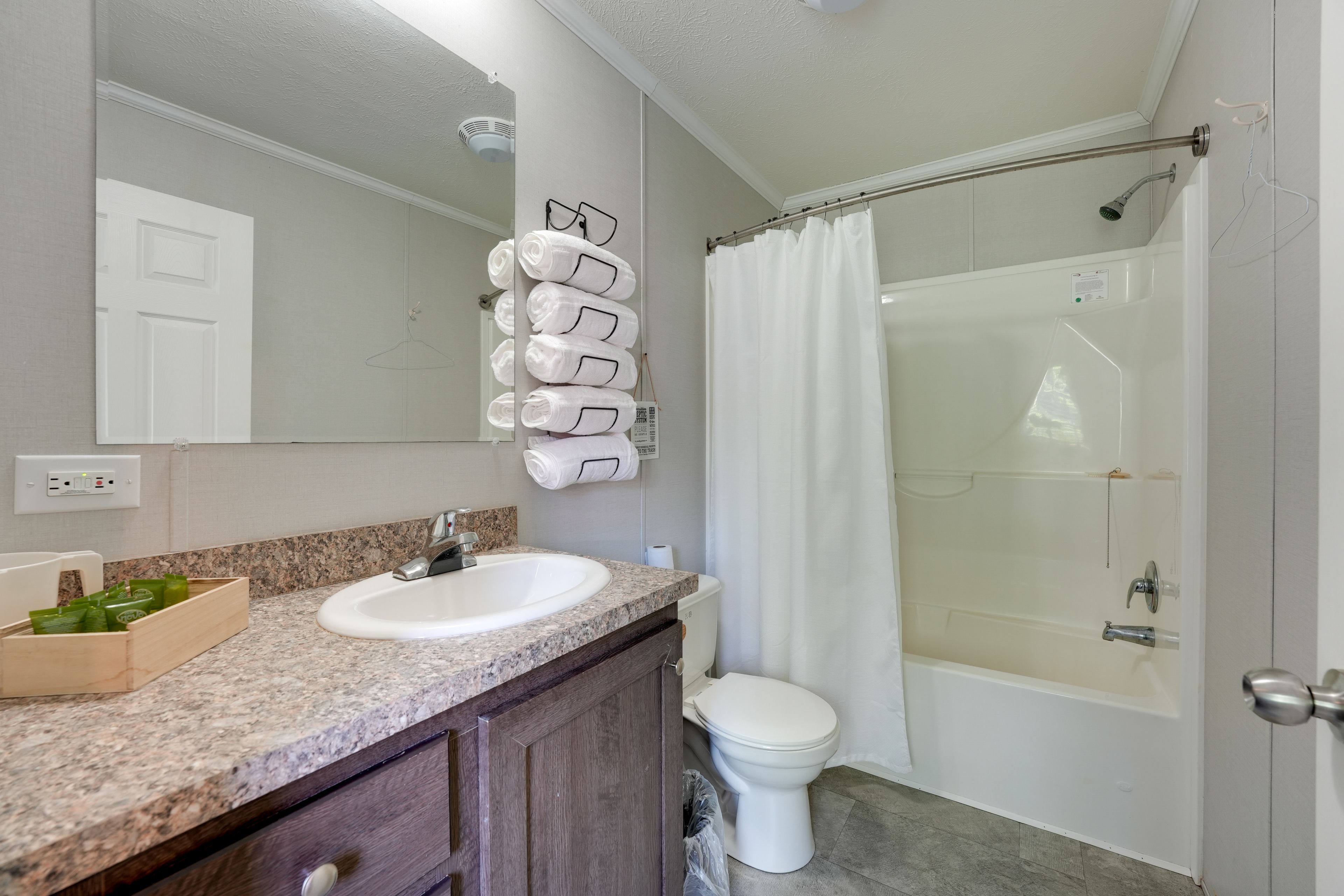 Full Bathroom | Complimentary Toiletries | Towels Provided
