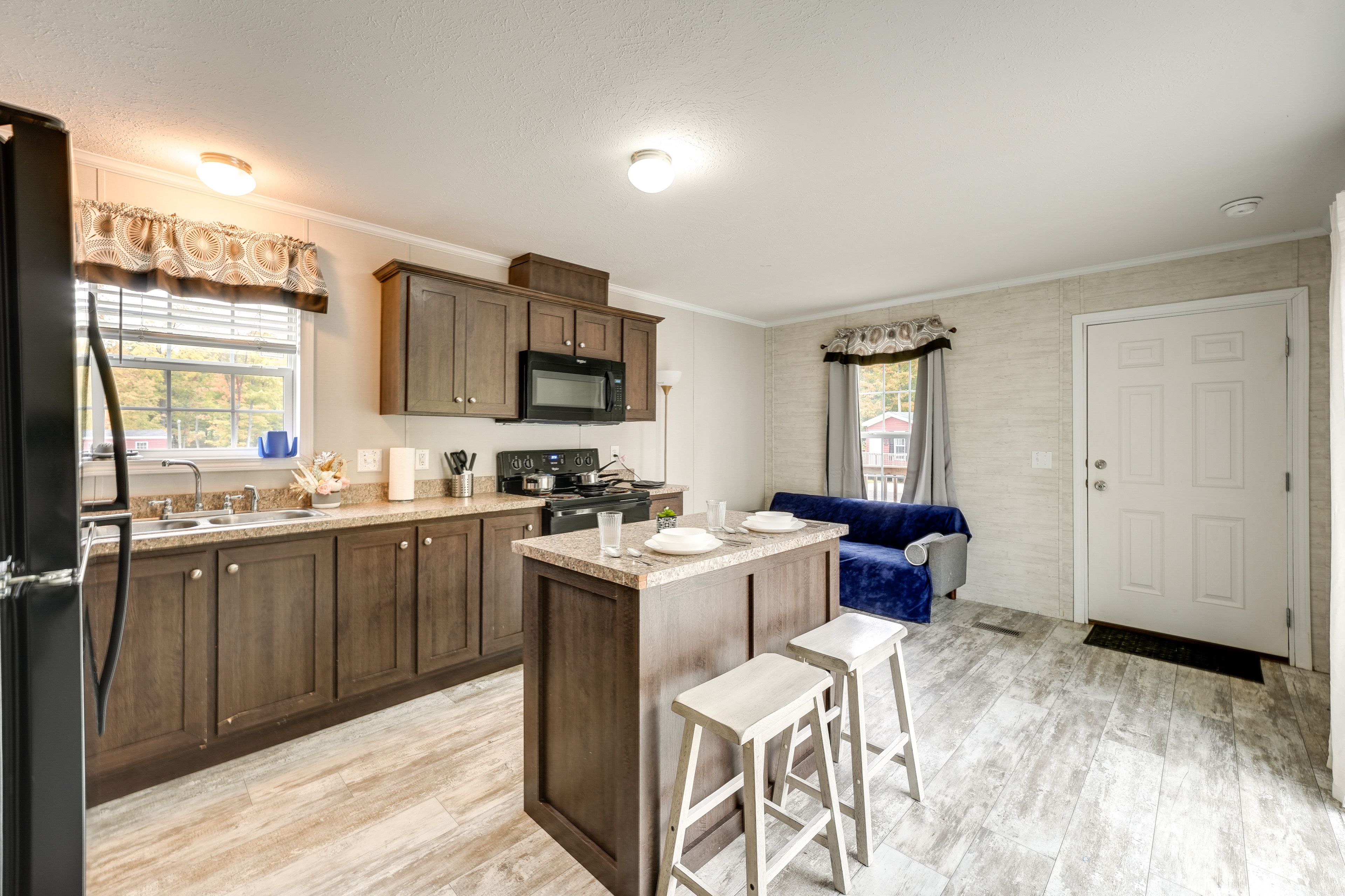 Dining Area | Trash Bags & Paper Towels