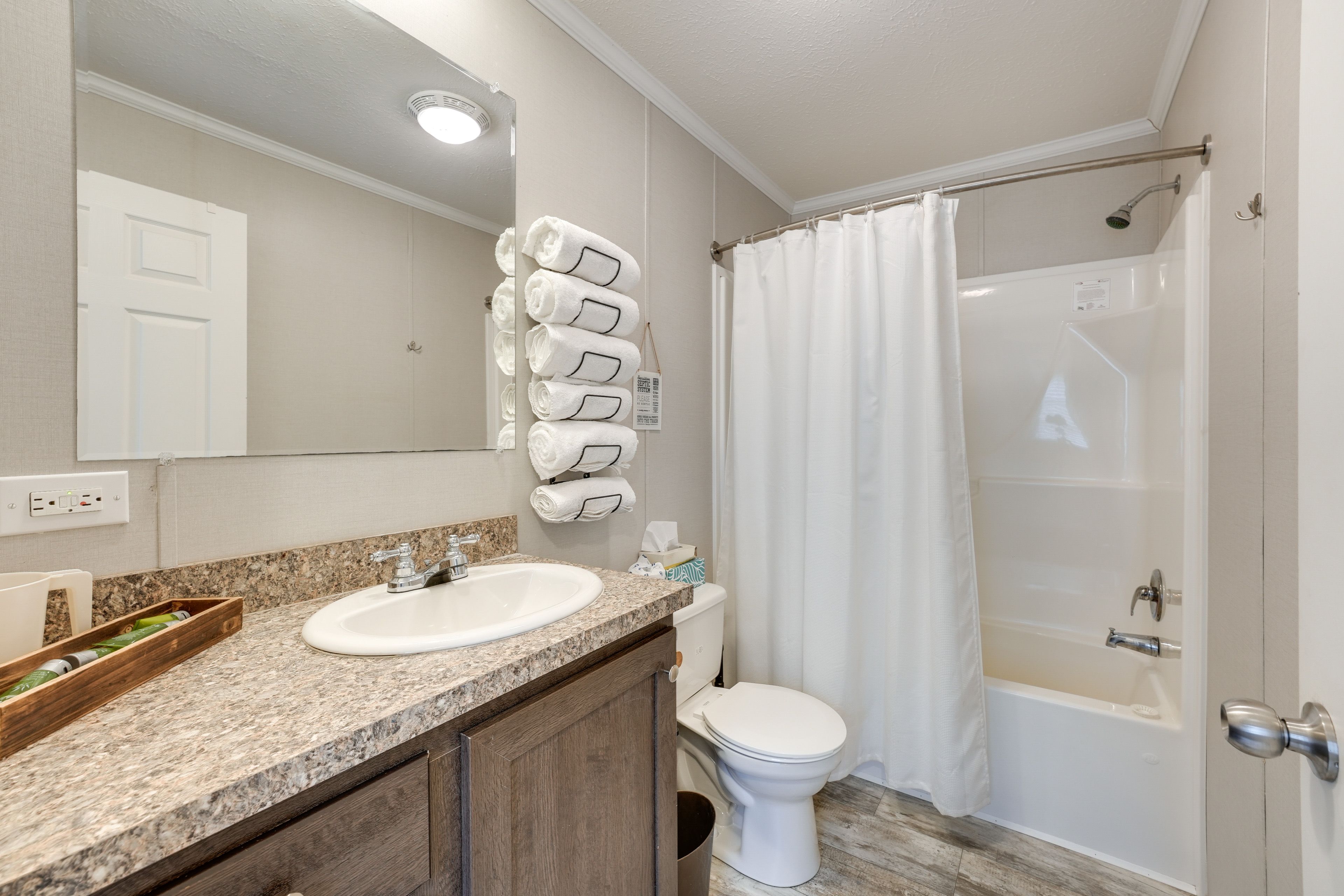 Full Bathroom | Complimentary Toiletries