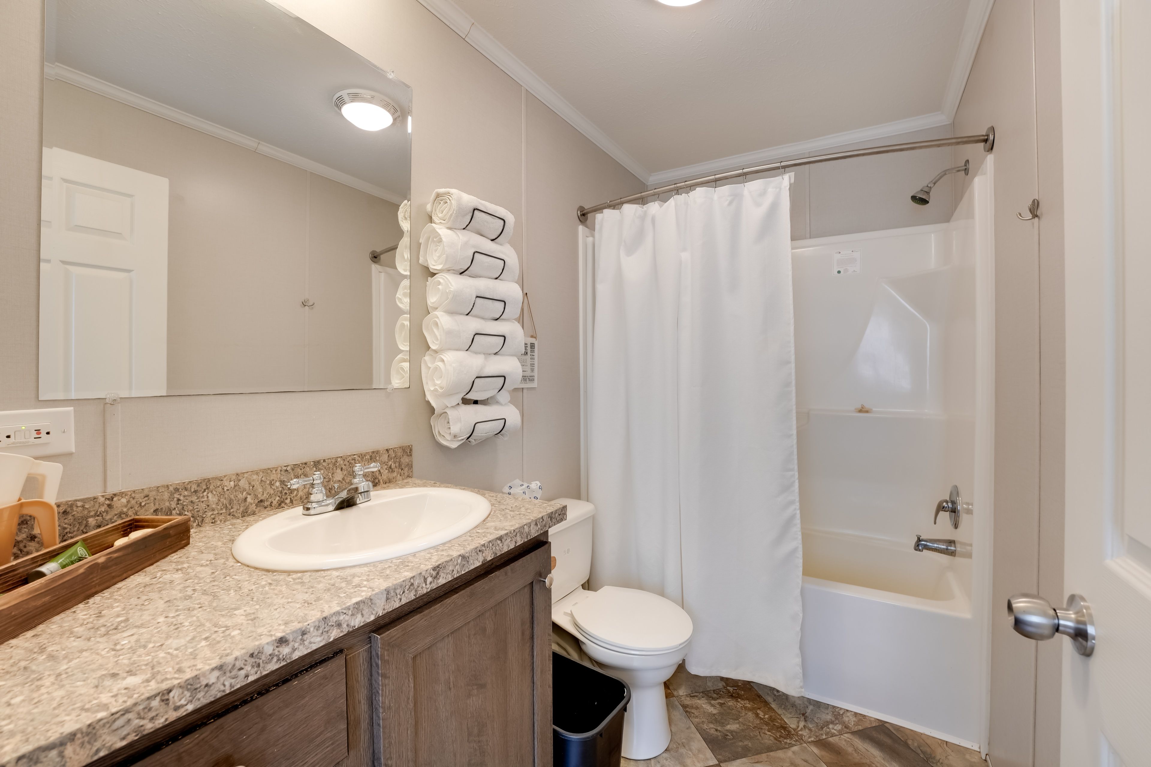 Full Bathroom | Complimentary Toiletries