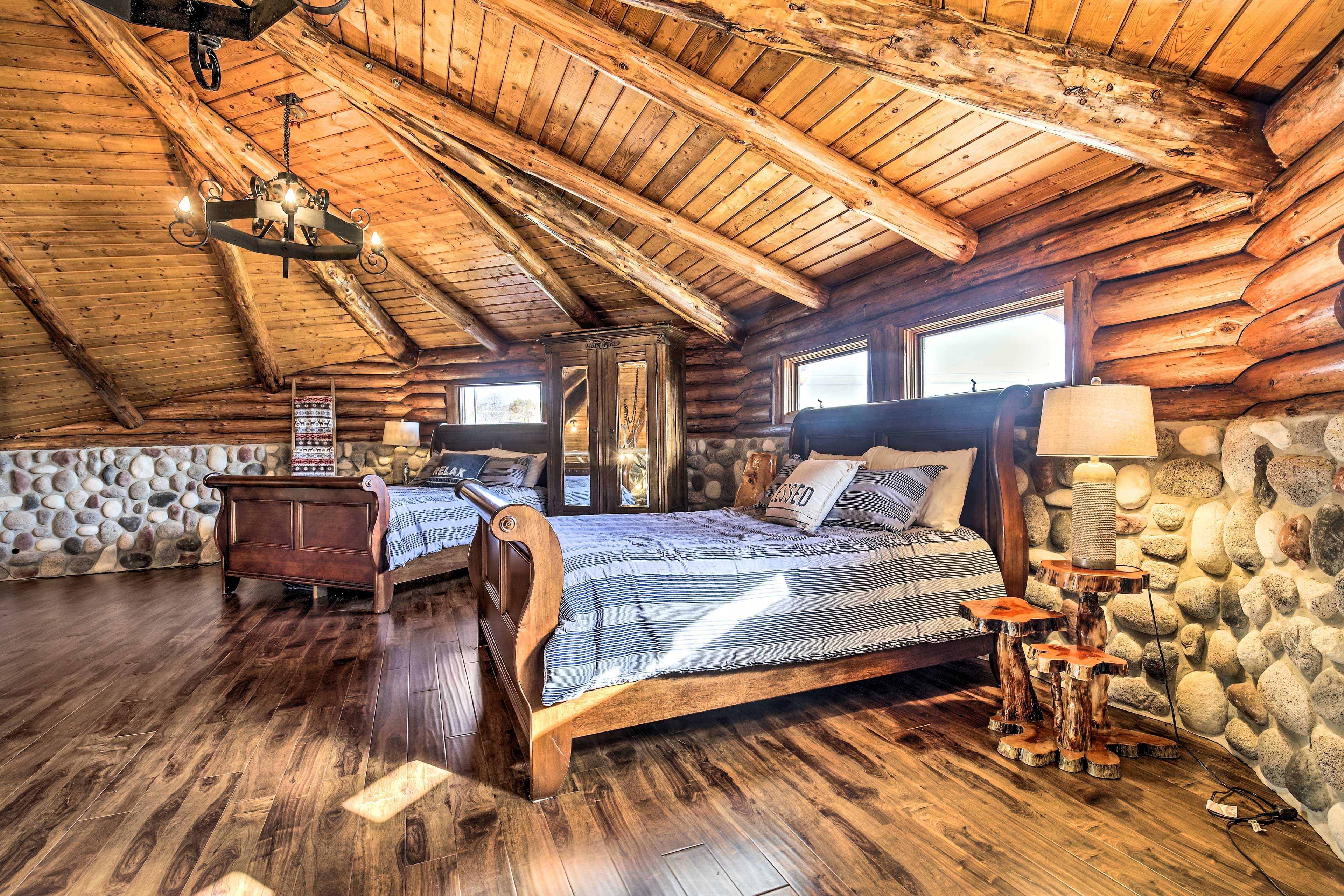 Loft | 2 Queen Beds | Steps Required