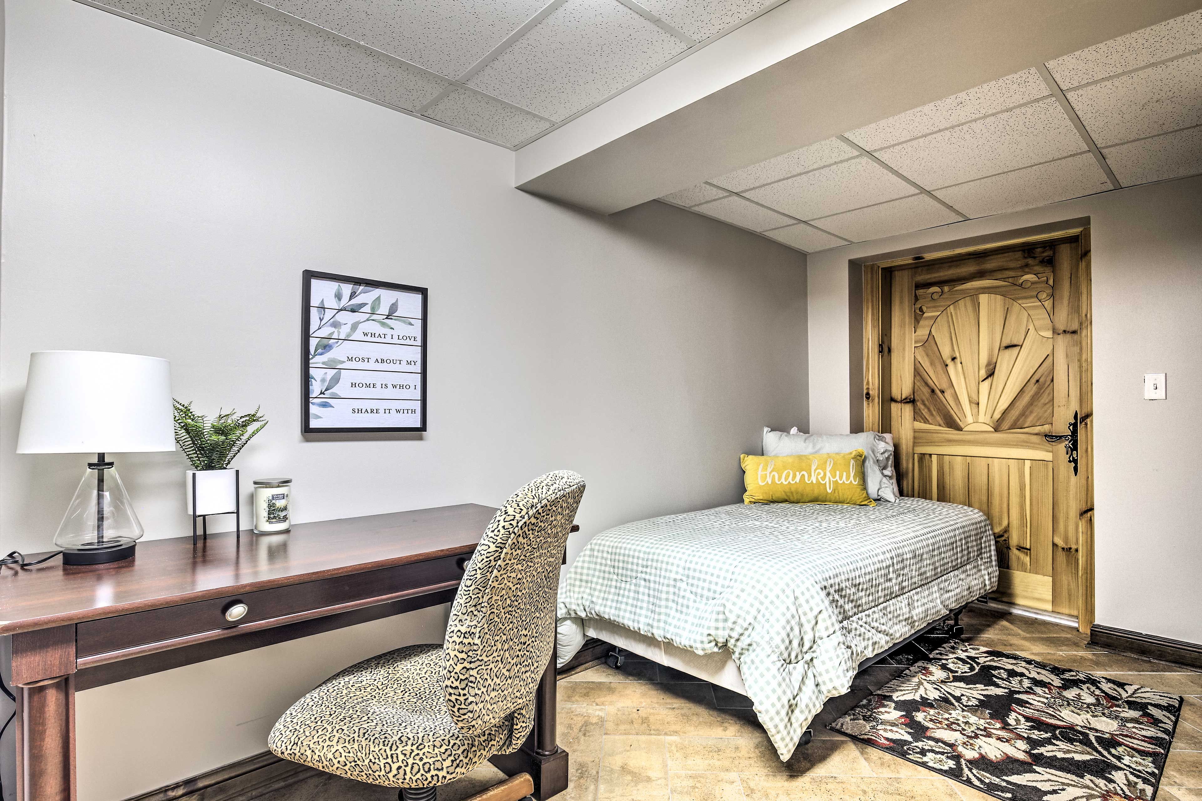 Downstairs Sleeping Nook | Twin Bed | Laptop Friendly | Free WiFi