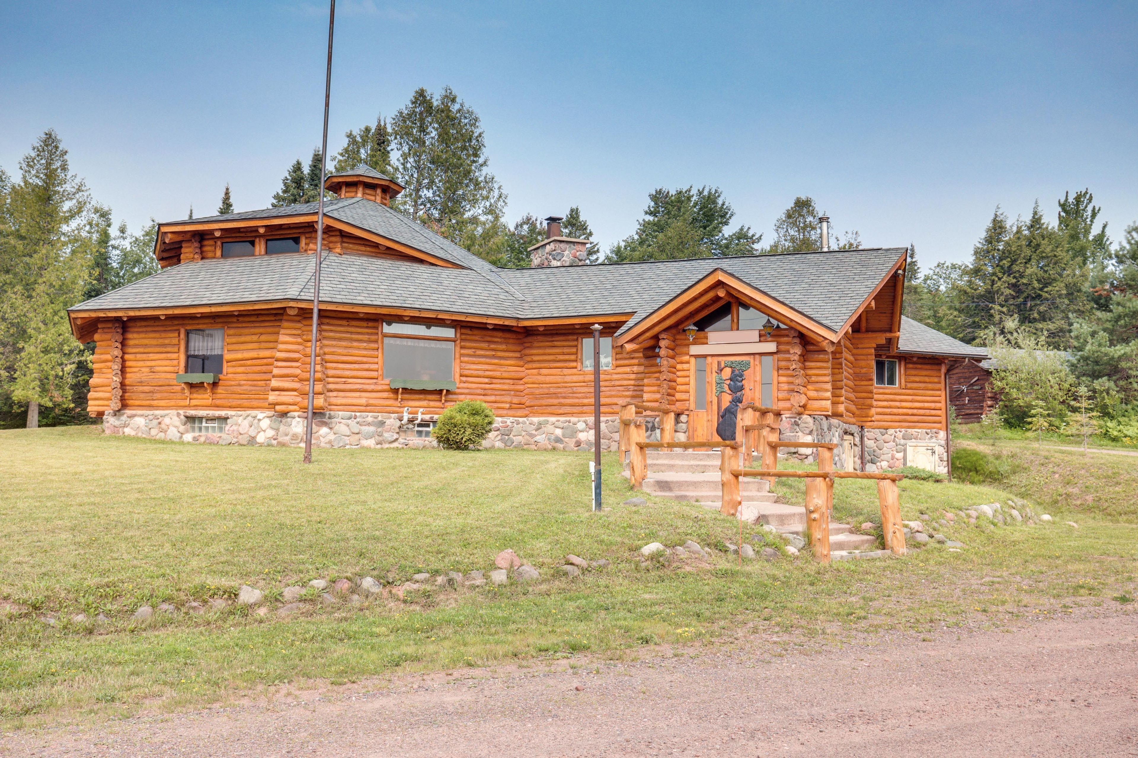 Parking | Driveway (10 Vehicles) | RV/Trailer Parking Available