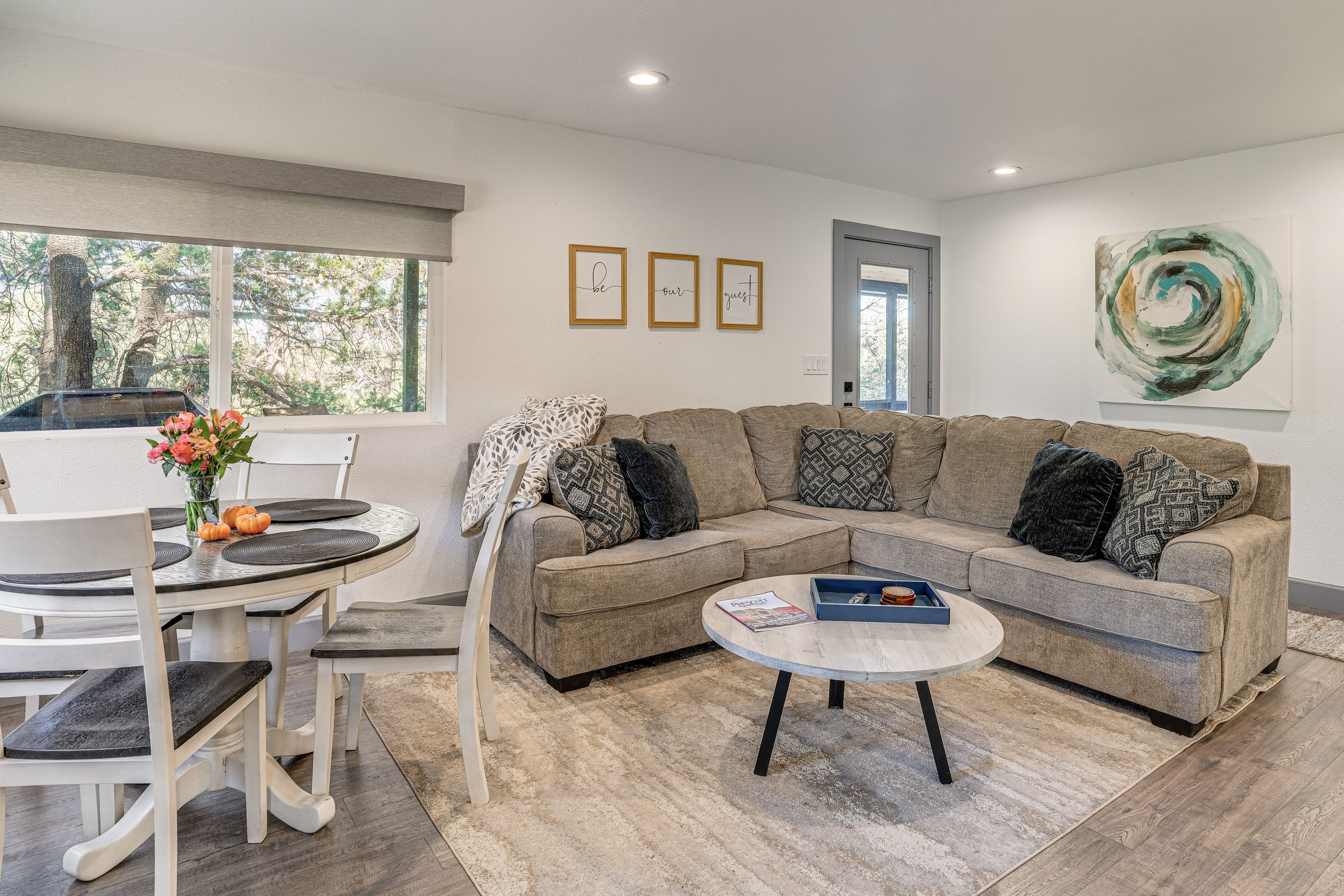 Living Room | Free WiFi | Smart TV w/ Cable