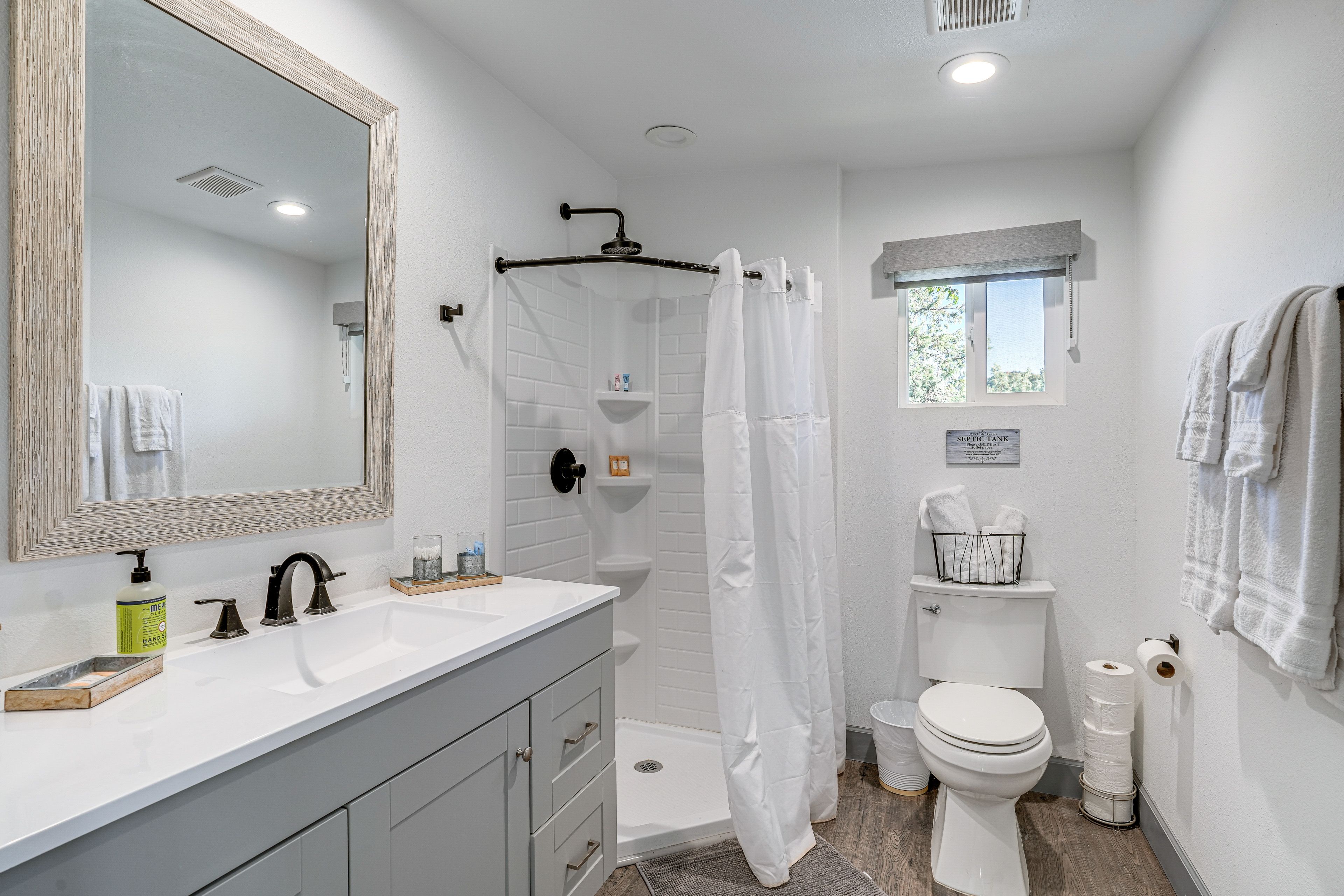 Full Bathroom | Towels Provided | Complimentary Toiletries