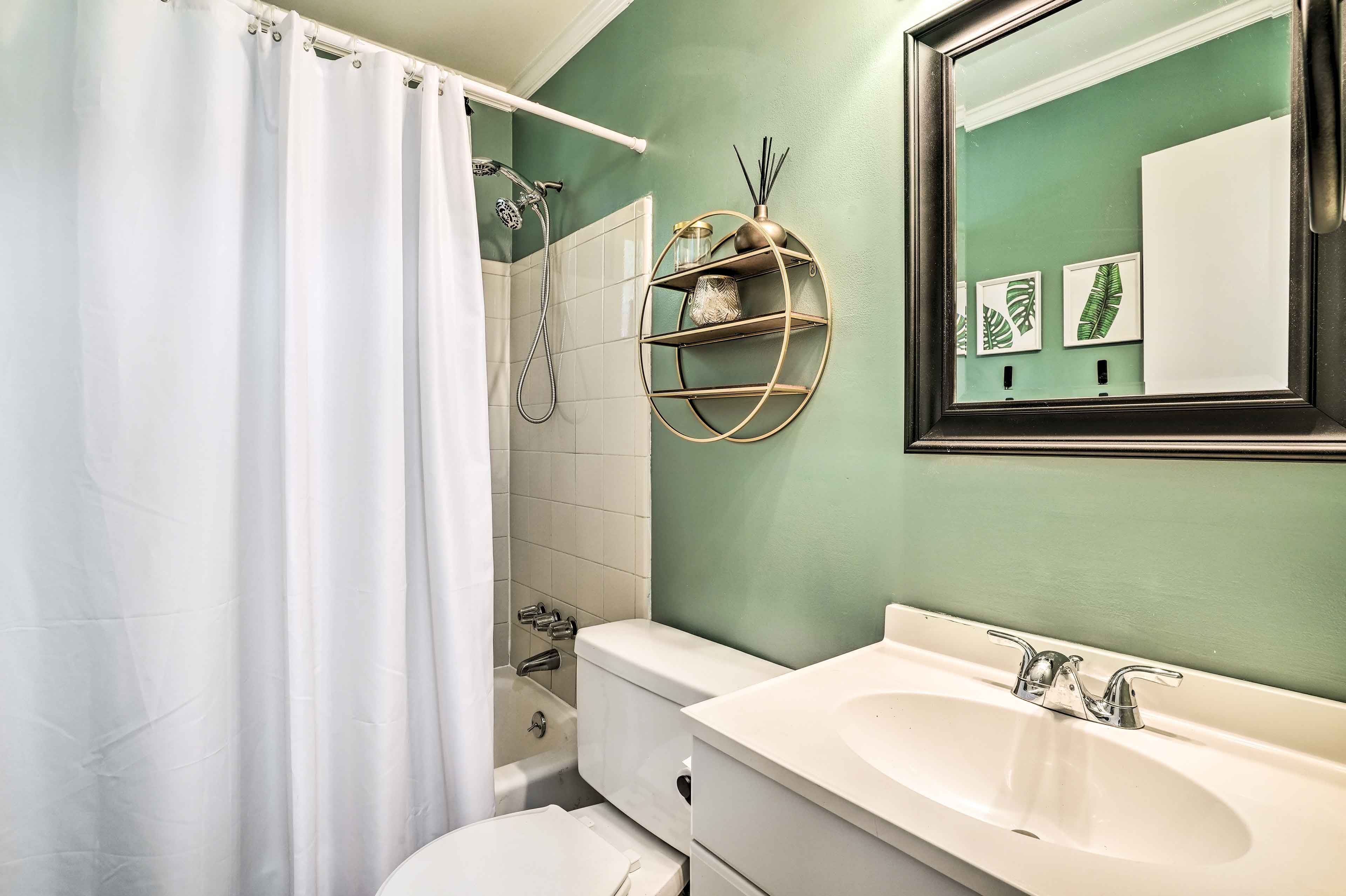 Full Bathroom | Towels Provided