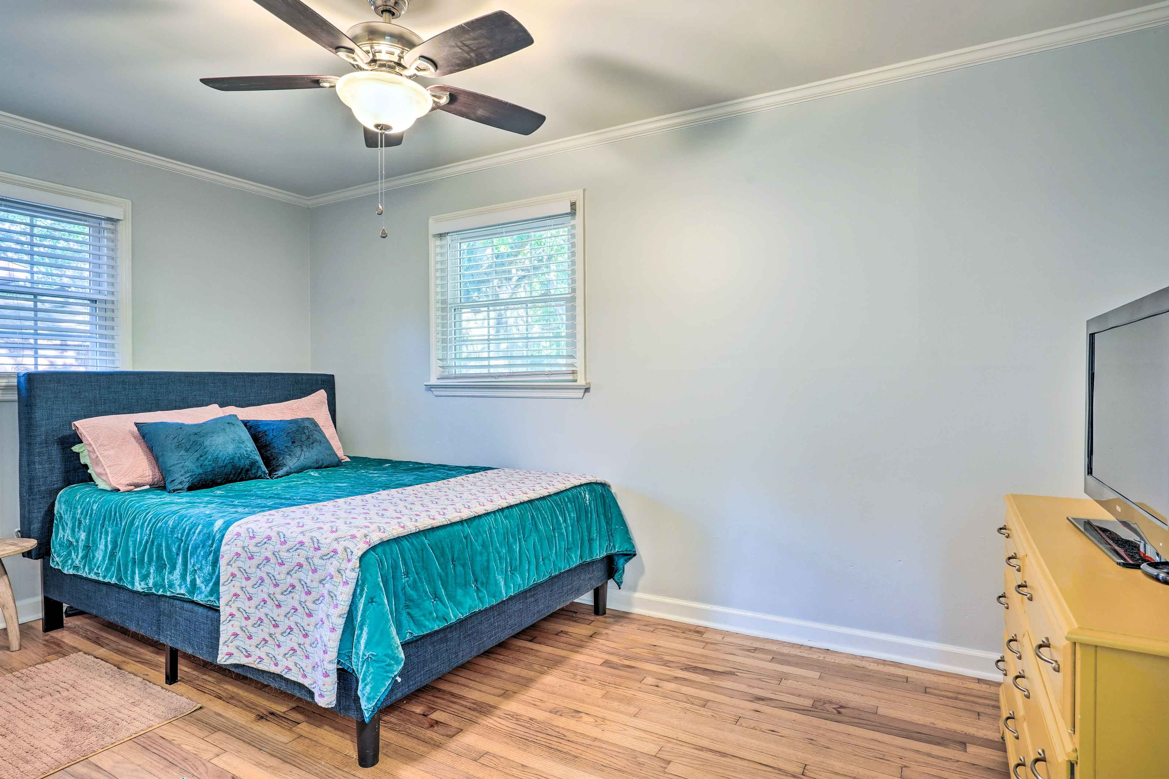 Bedroom 1 | Queen Bed | Linens Provided