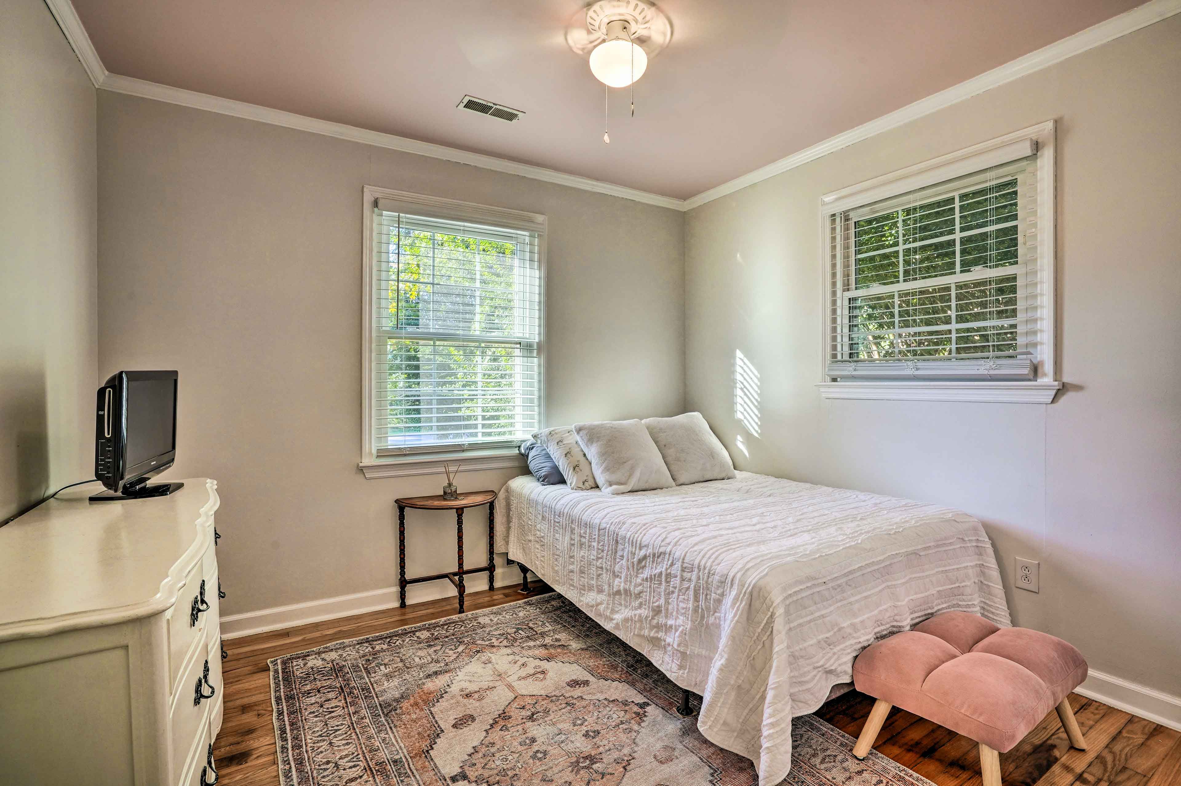 Bedroom 2 | Full Bed | Central Air Conditioning & Heating