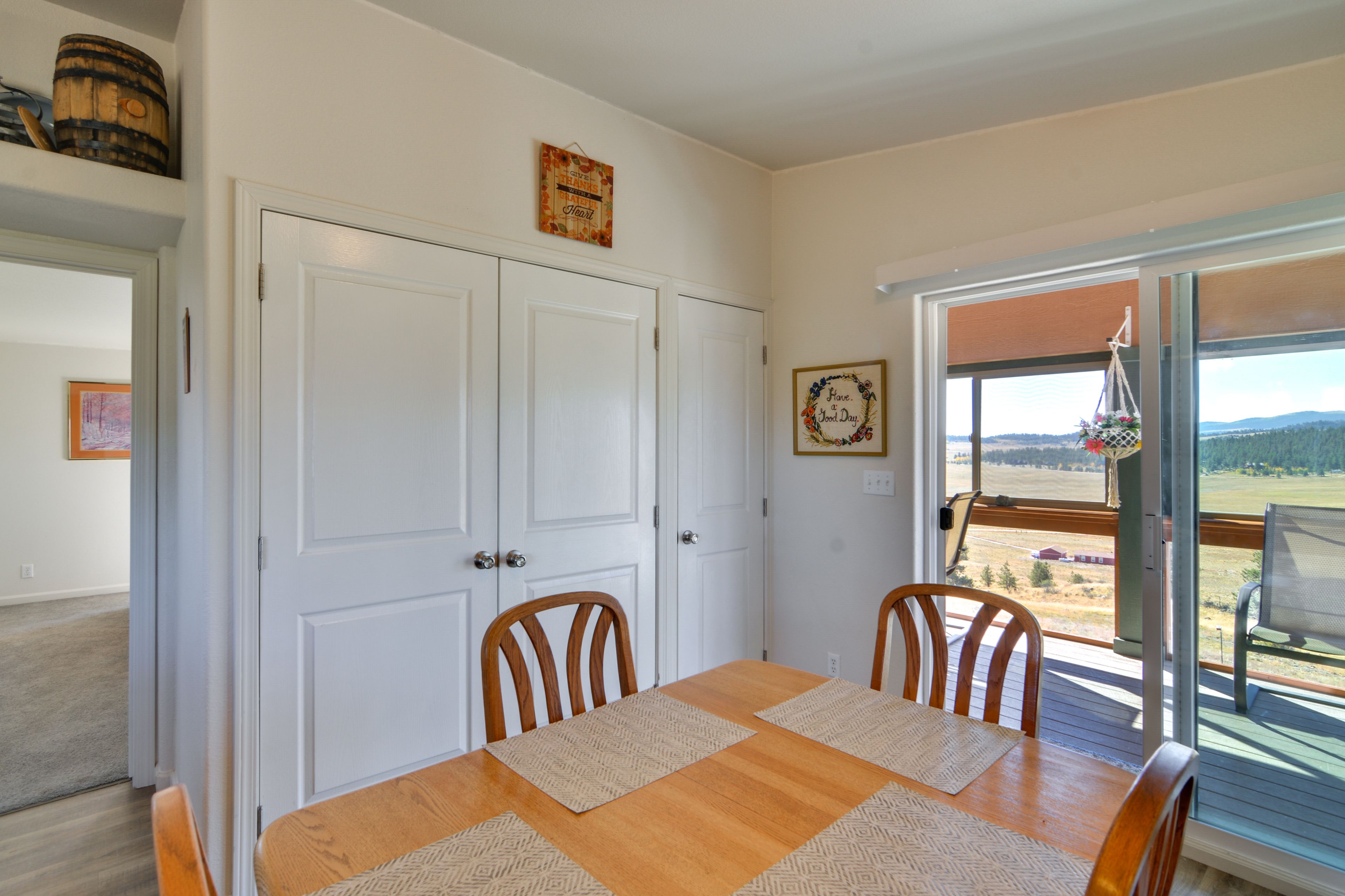 Dining Area | Dishware/Flatware Provided