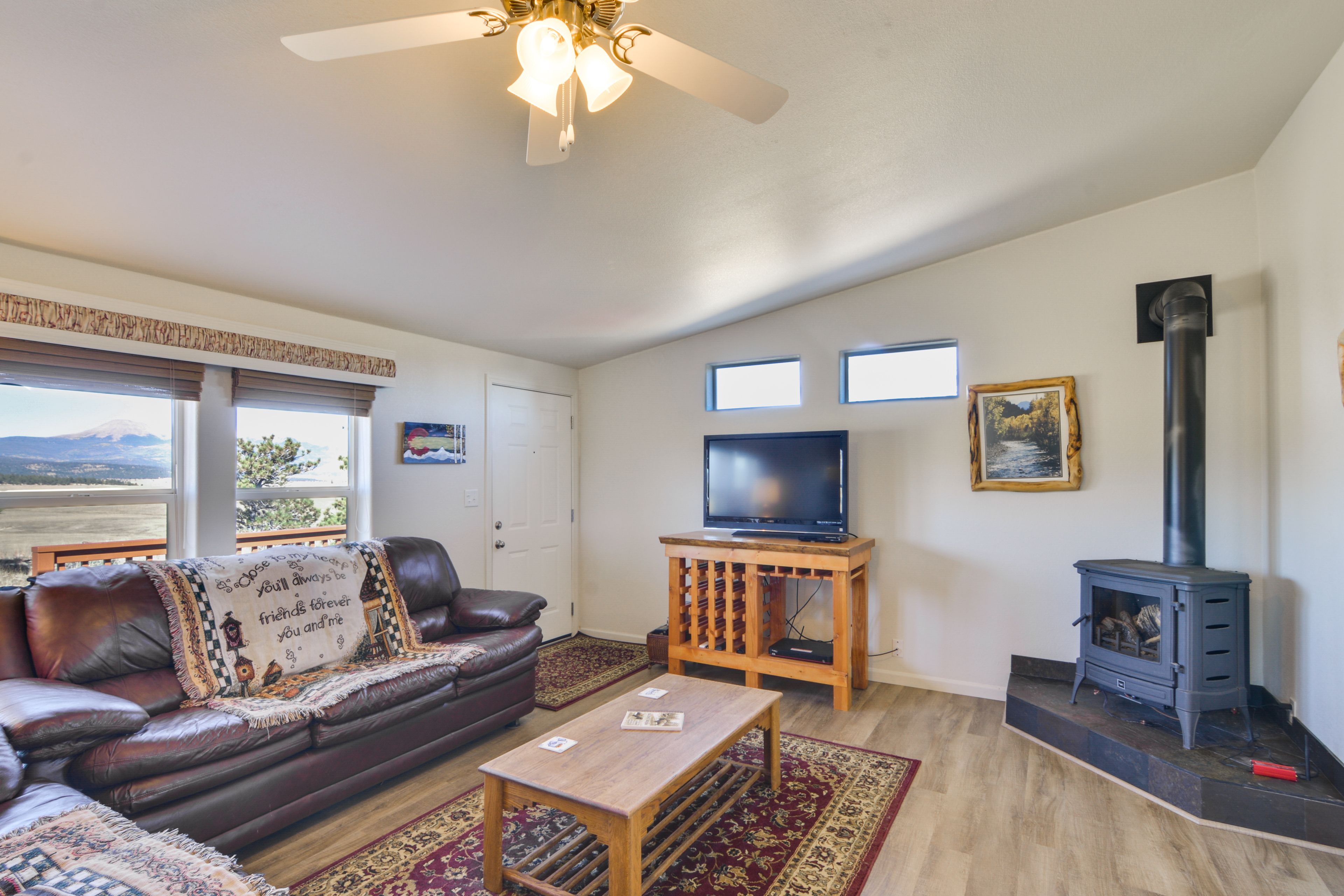Living Room | Free WiFi | Central A/C | Smart TV
