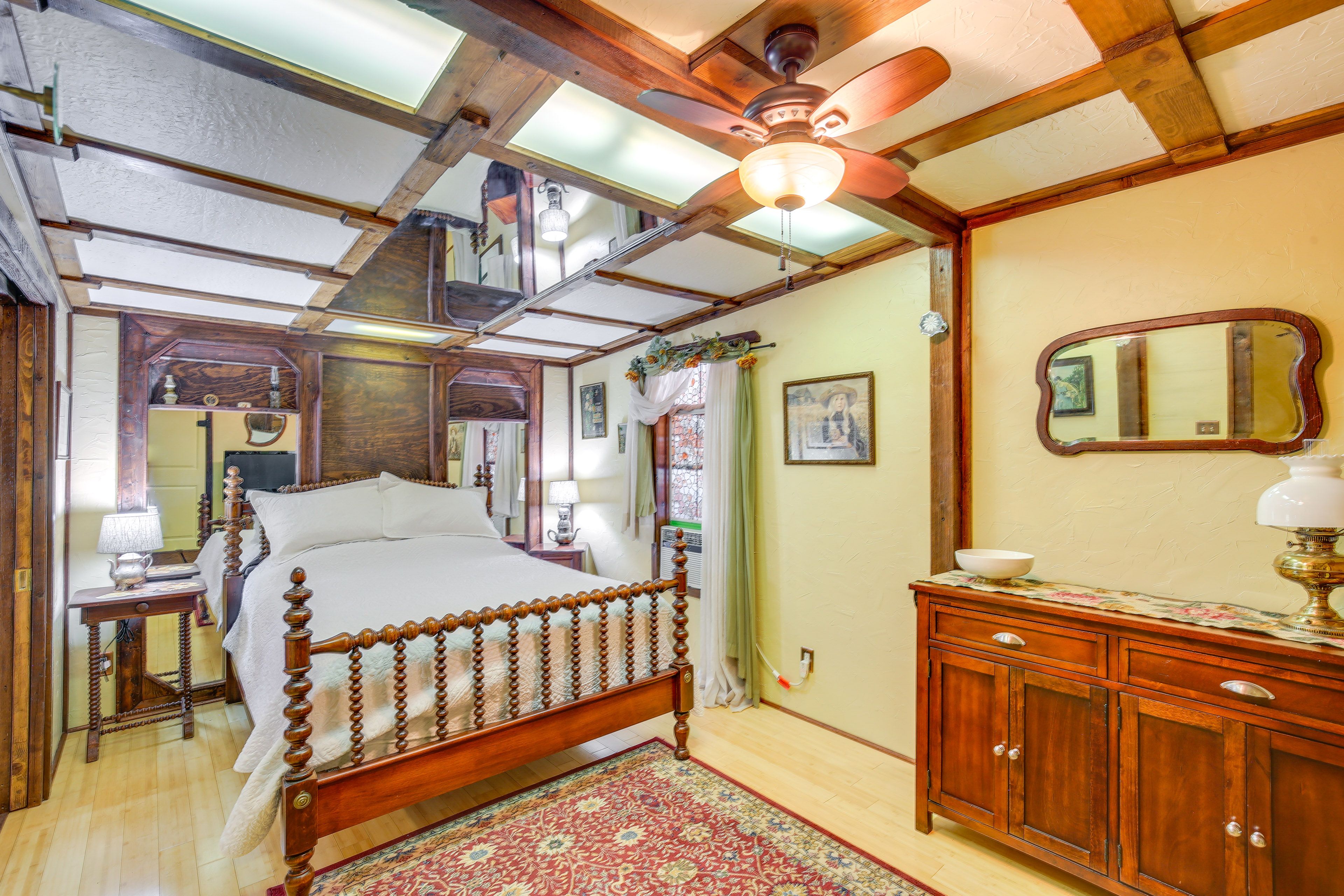 Bedroom | Queen Bed | Linens Provided | Smart TV