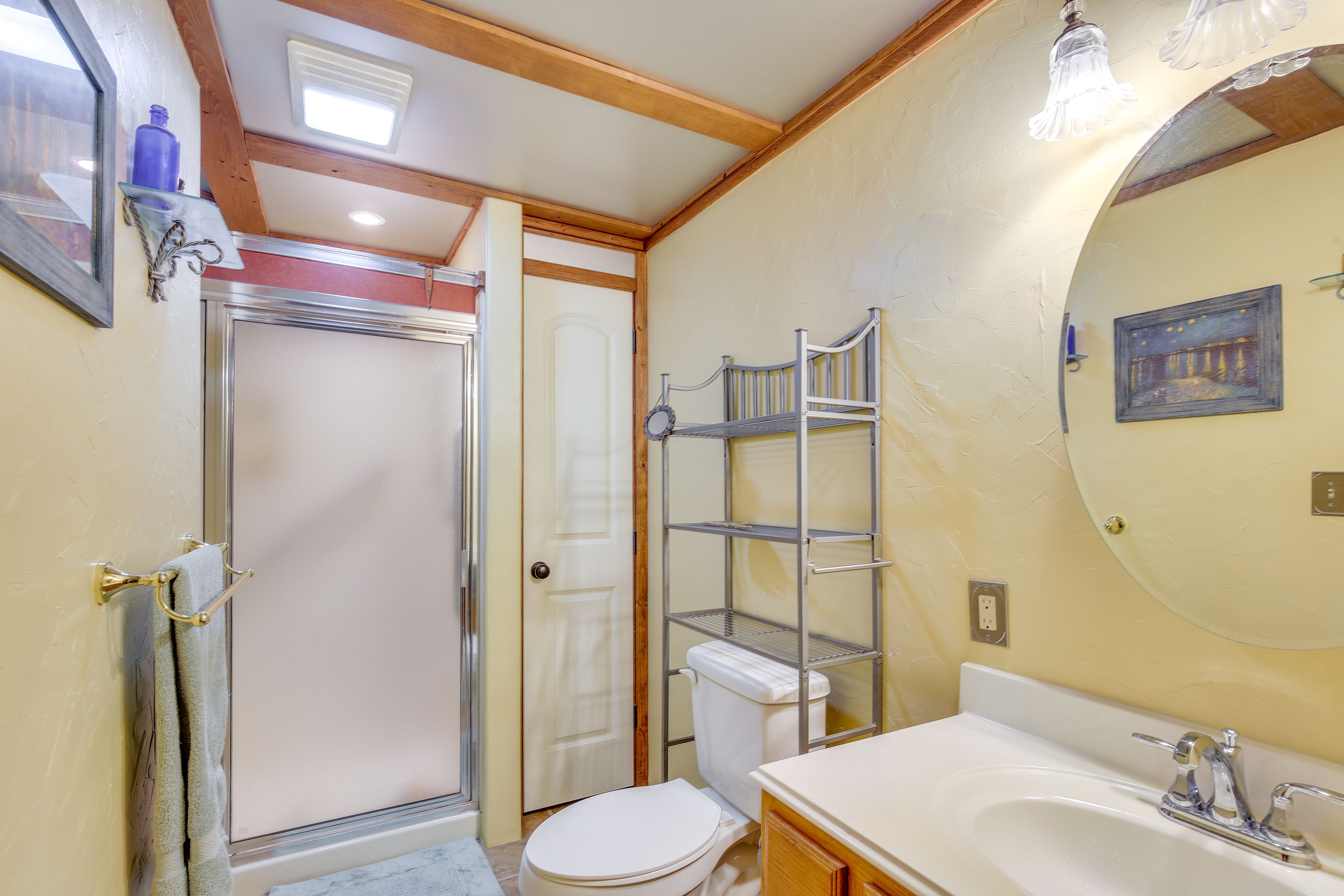 Full Bathroom | Towels Provided