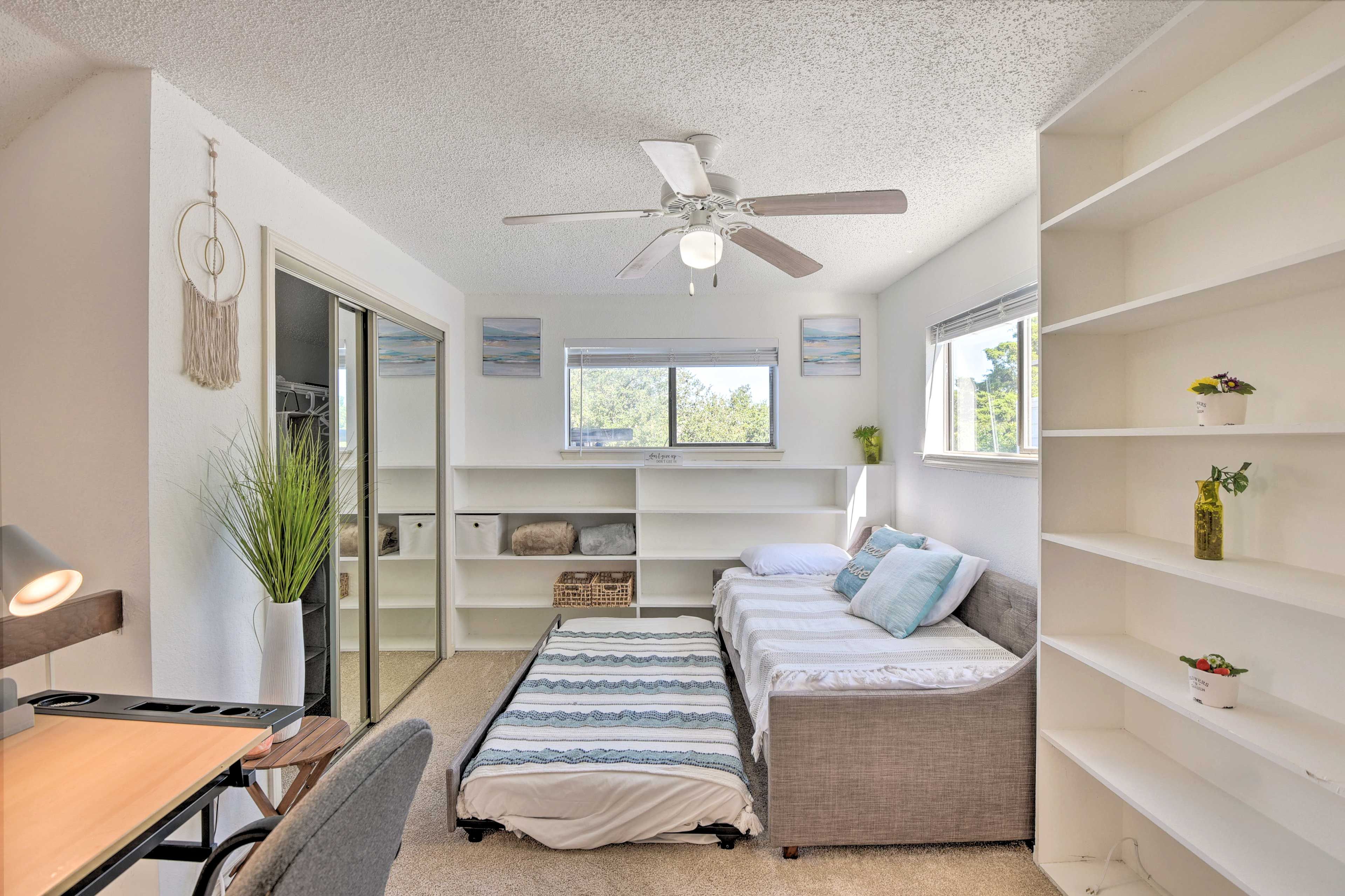 Loft | Twin Daybed w/ Twin Trundle | Desk Workspace | Hangers