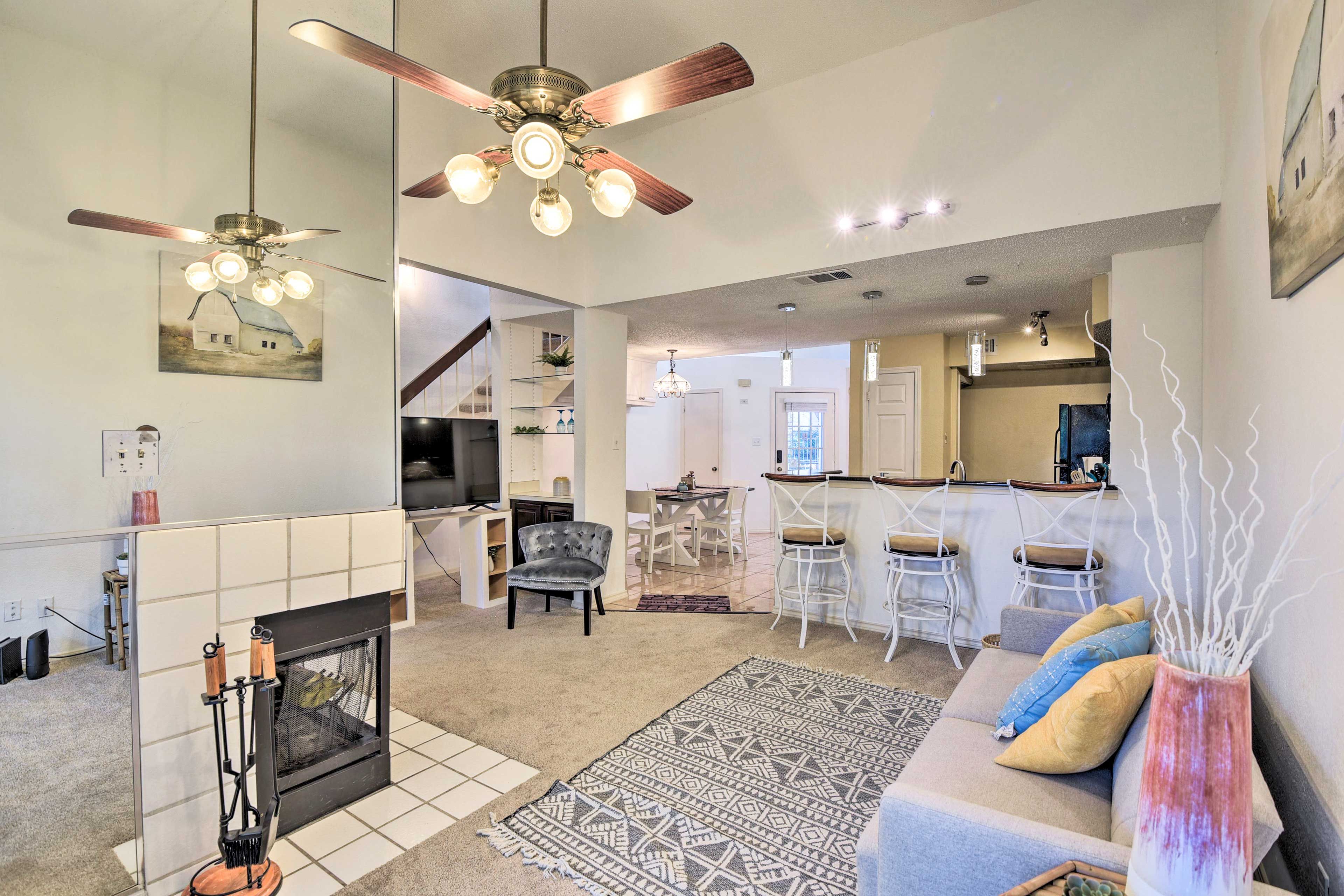 Living Area | Free WiFi | Smart TV | Gas Fireplace