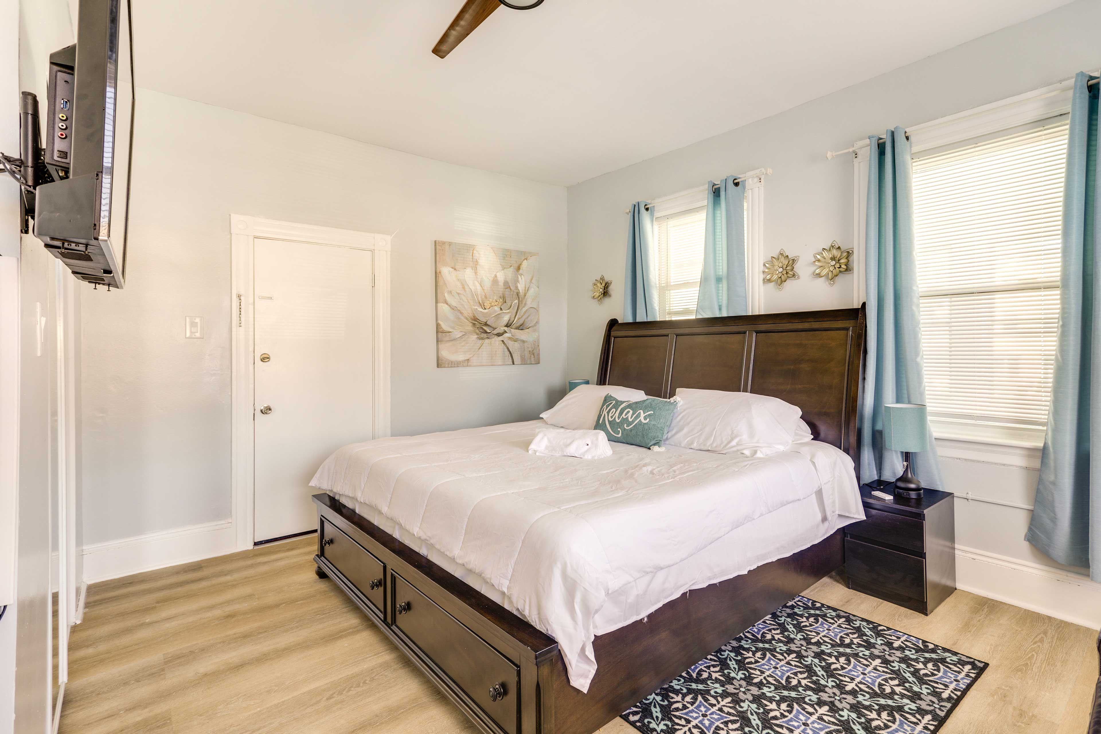 Bedroom | King Bed | Smart TV