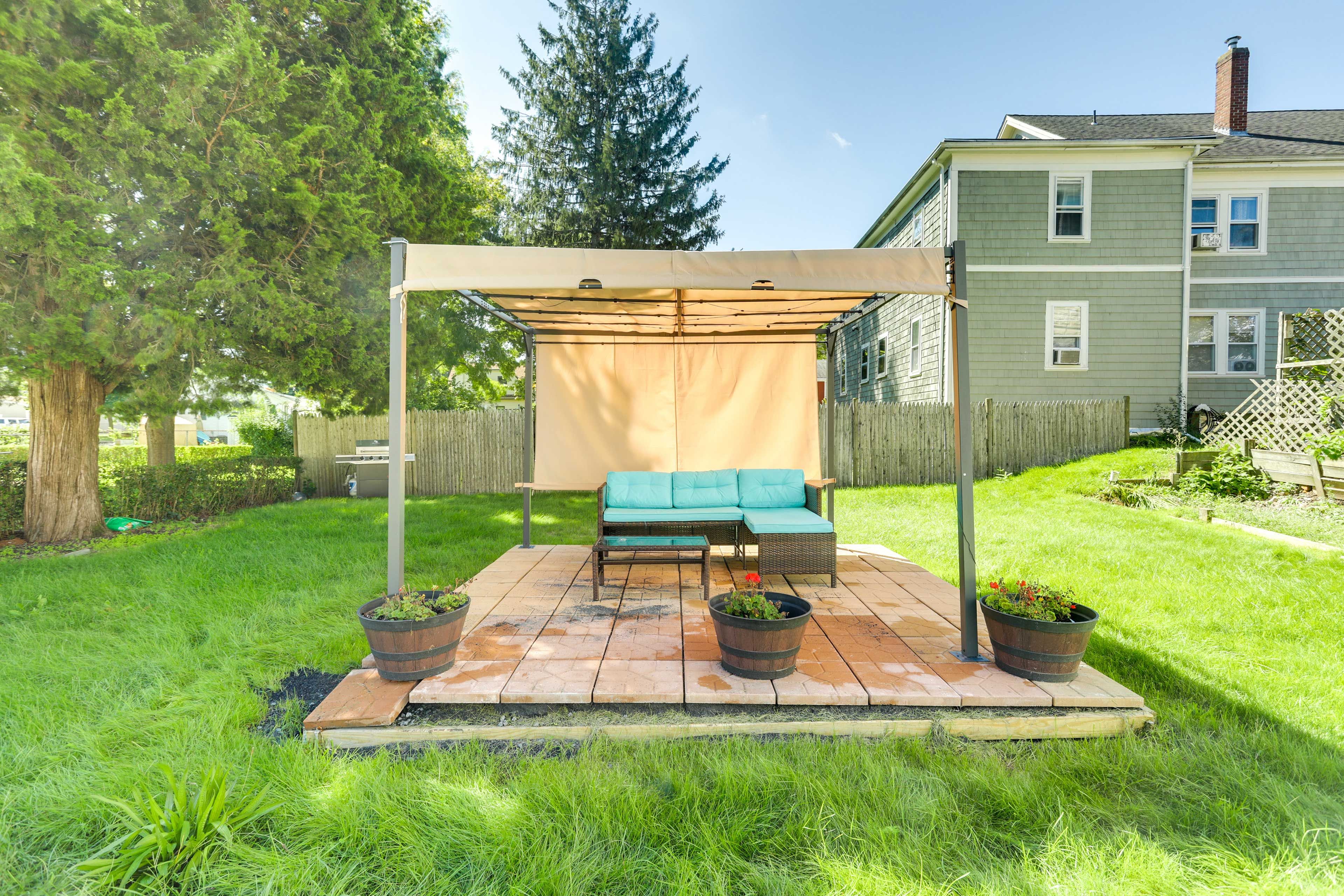 Shared Backyard | Outdoor Seating