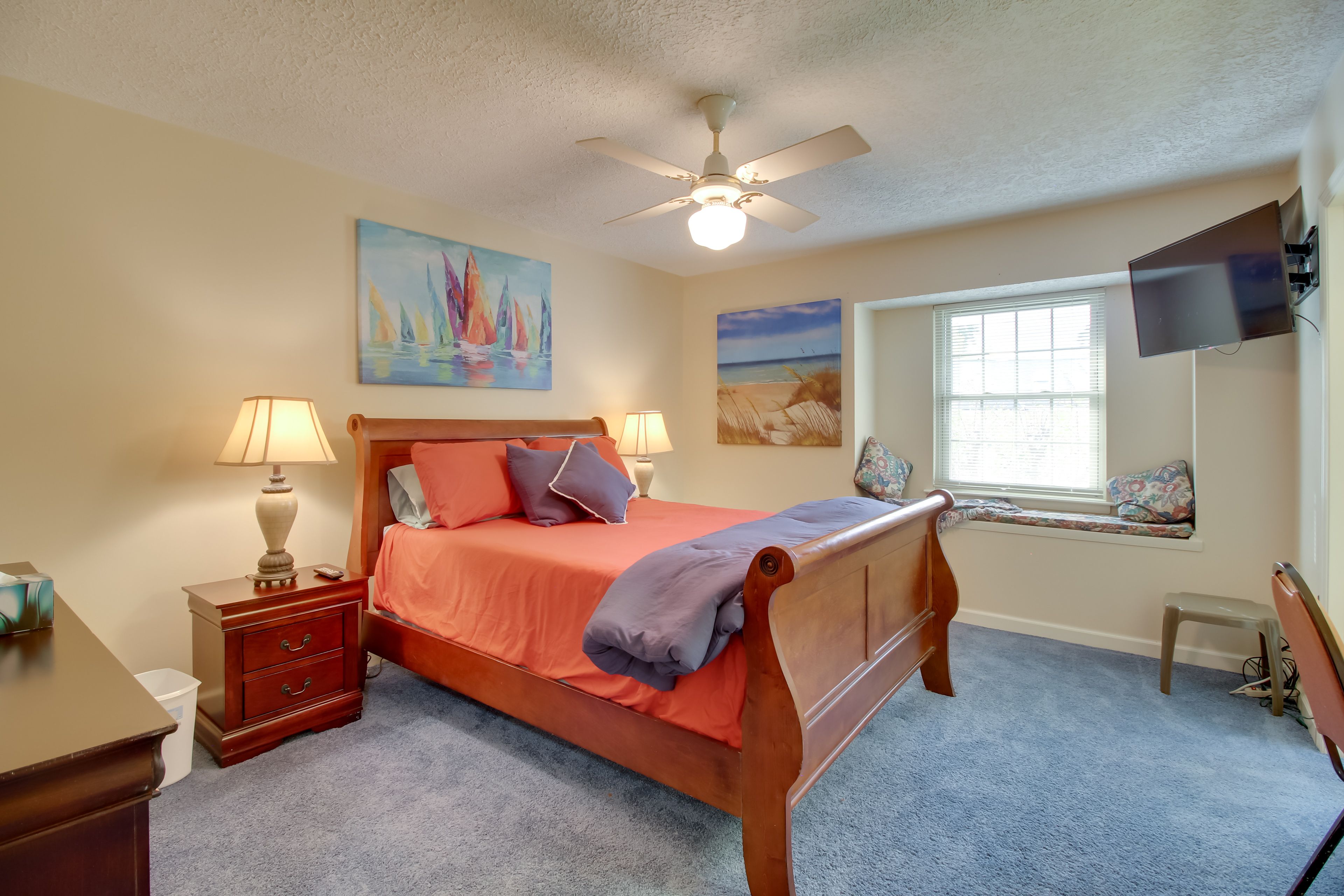Bedroom 1 | Queen Bed | Cable TV | Linens Provided