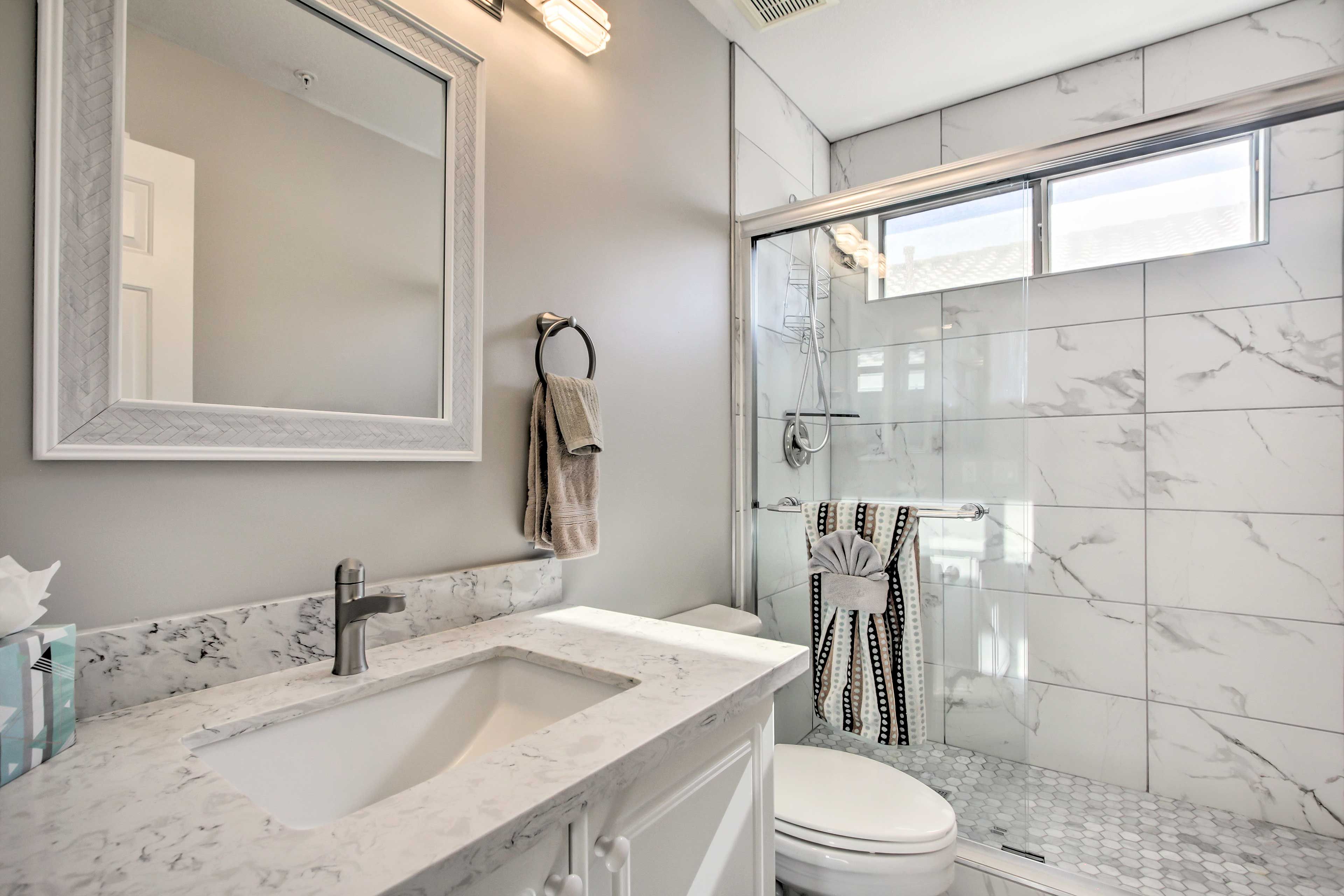 Full Bathroom | 2nd Floor | Complimentary Toiletries