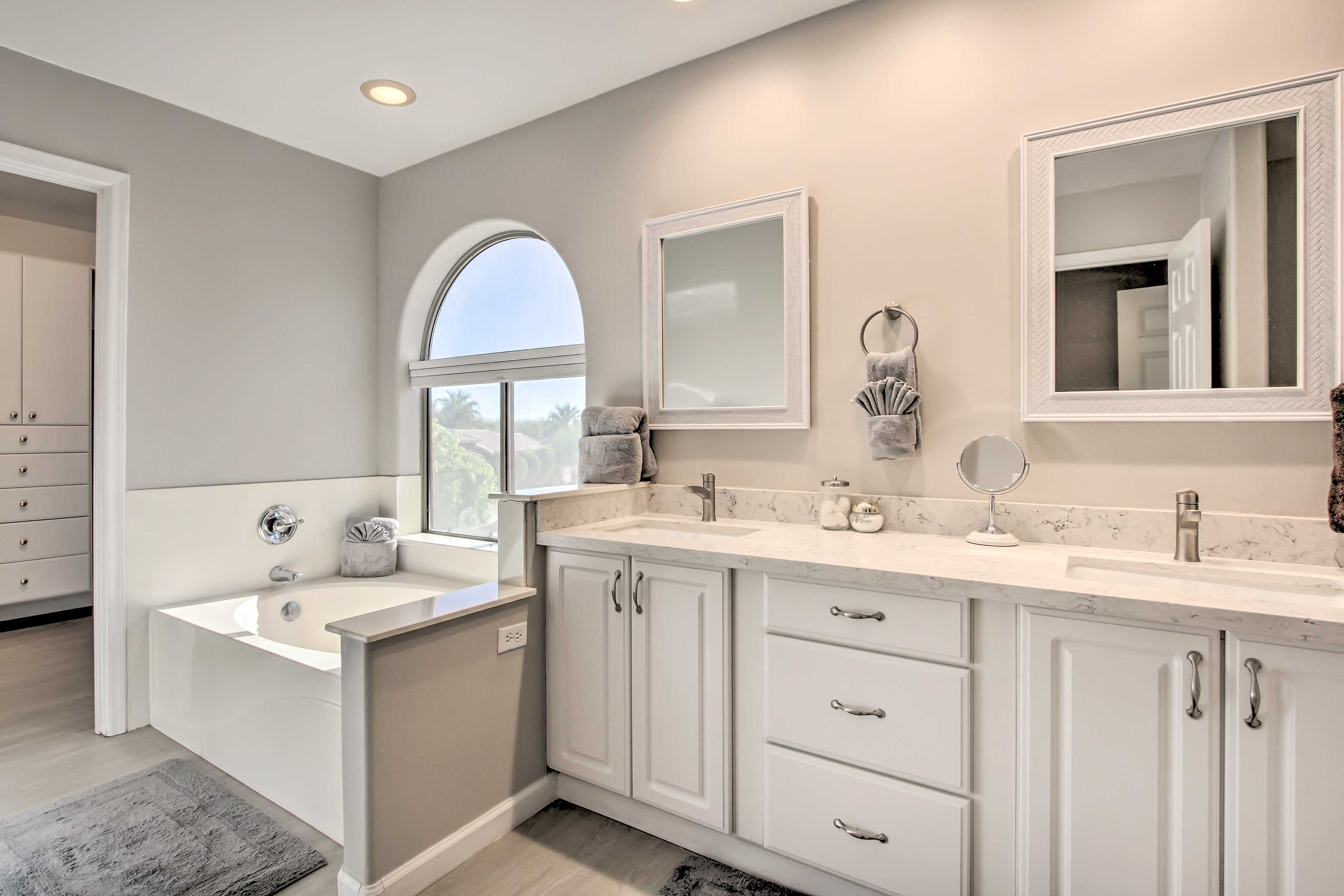 Full Bathroom | 2nd Floor | Access via Bedroom 1