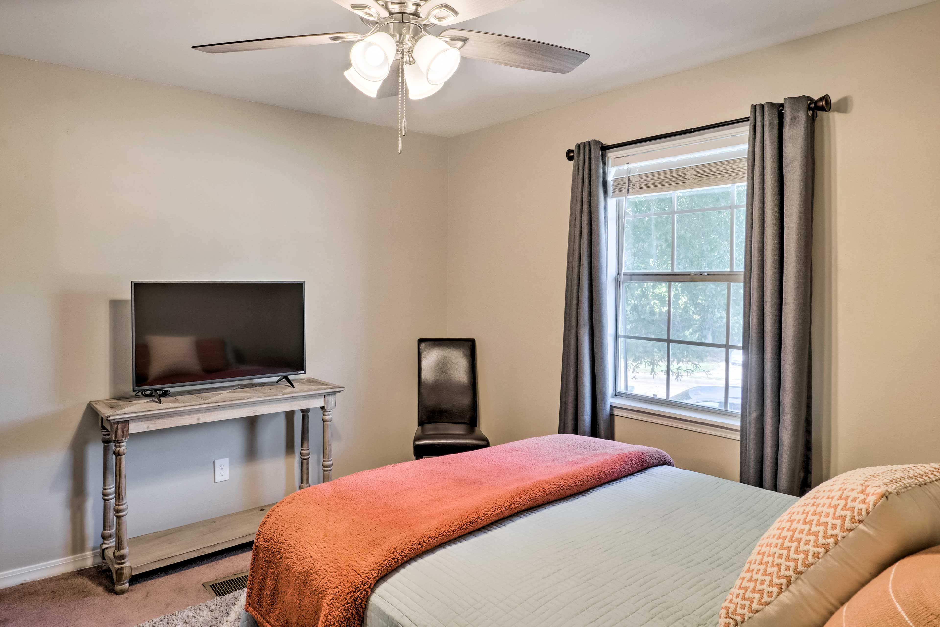 Bedroom 1 | Queen Bed | Smart TV