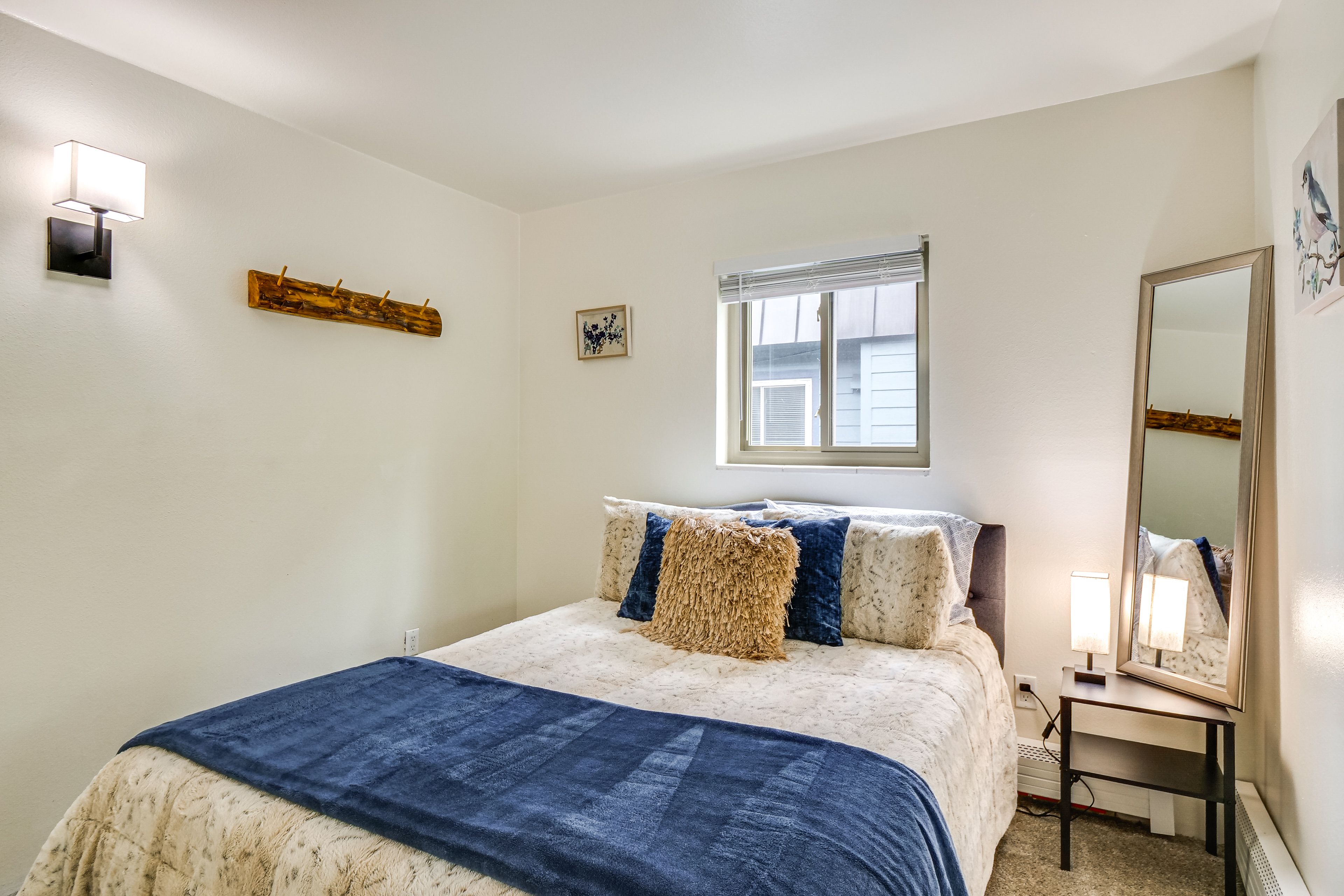 Bedroom 2 | Queen Bed