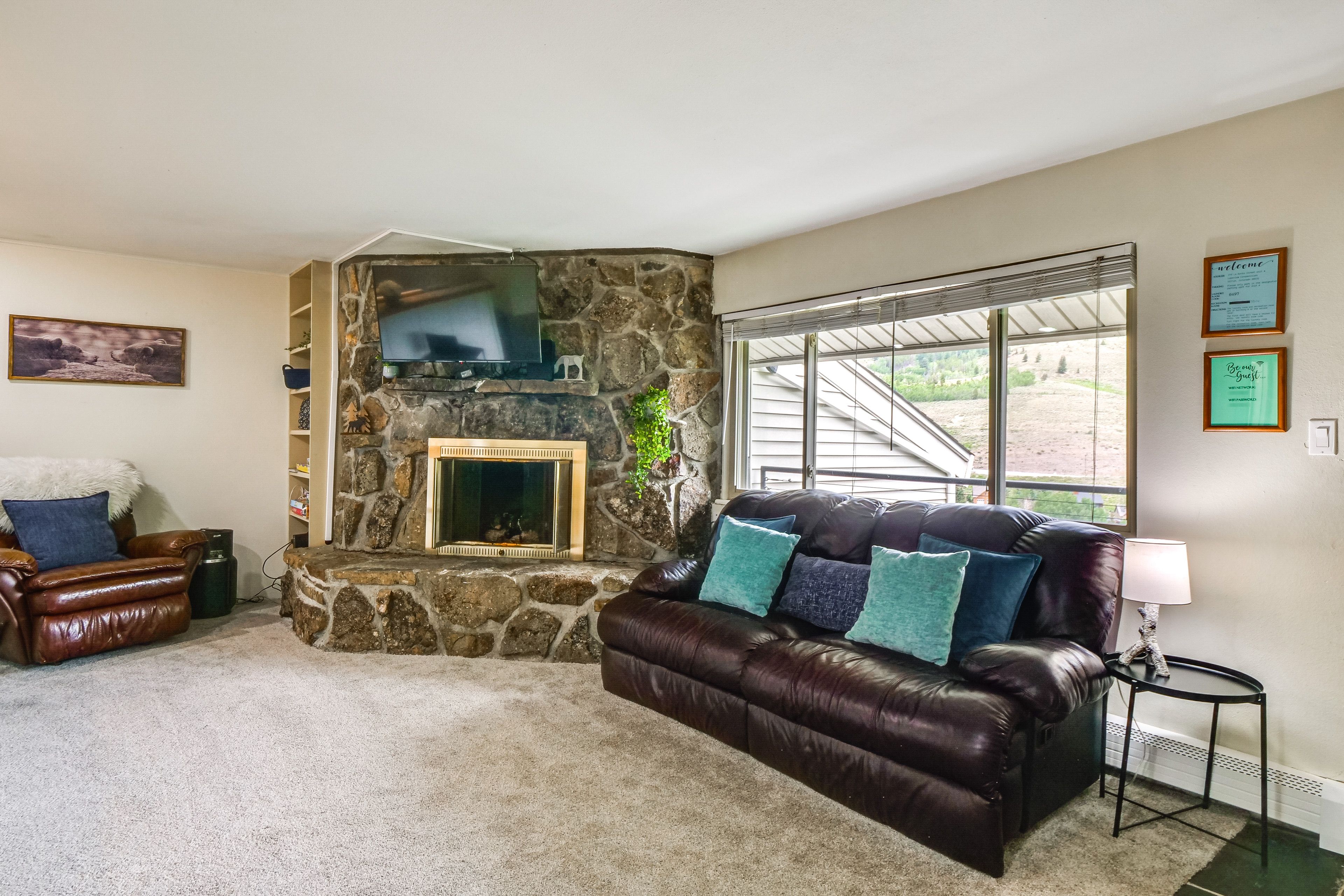 Living Room | Smart TV w/ Cable | Board Games | Free WiFi