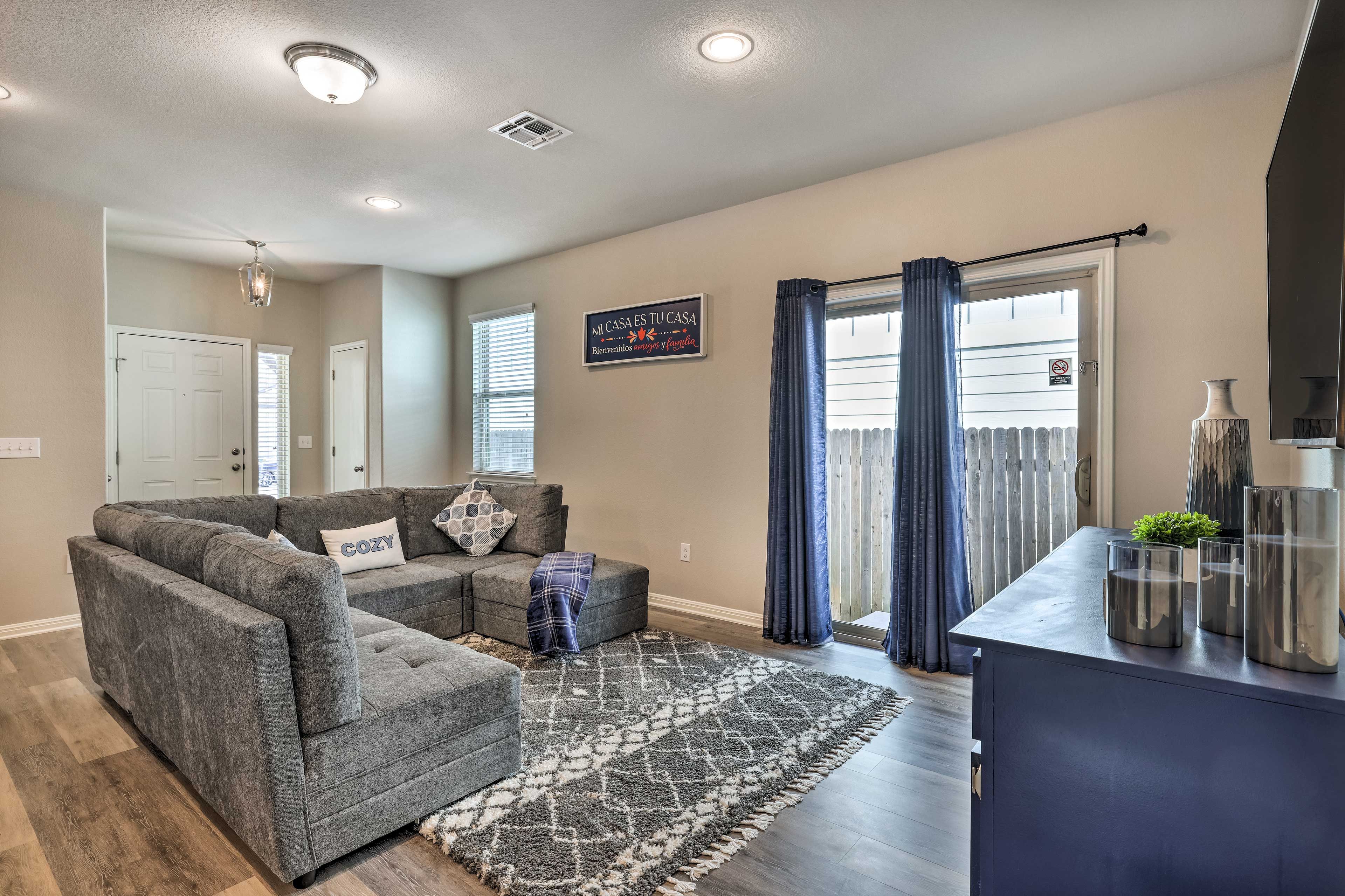 Living Room | Smart TV w/ Netflix
