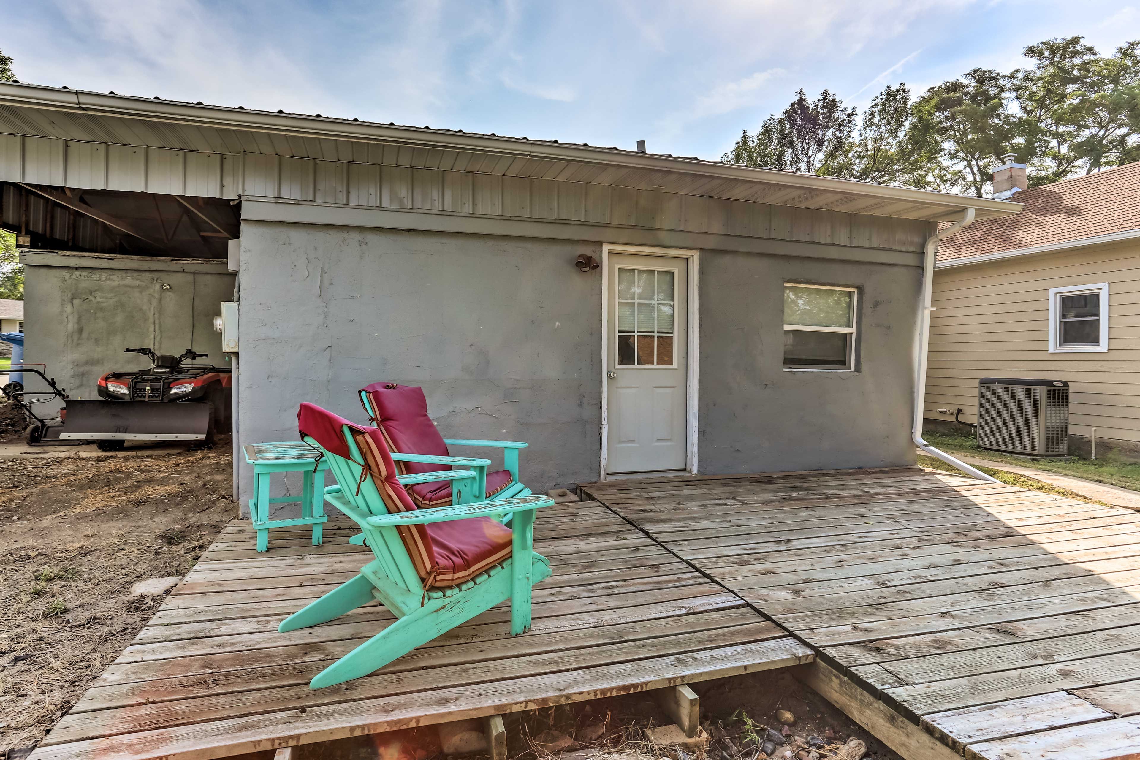 Private Patio | Adirondack Chairs | Gas Grill | 2 Mi to Discovery Center