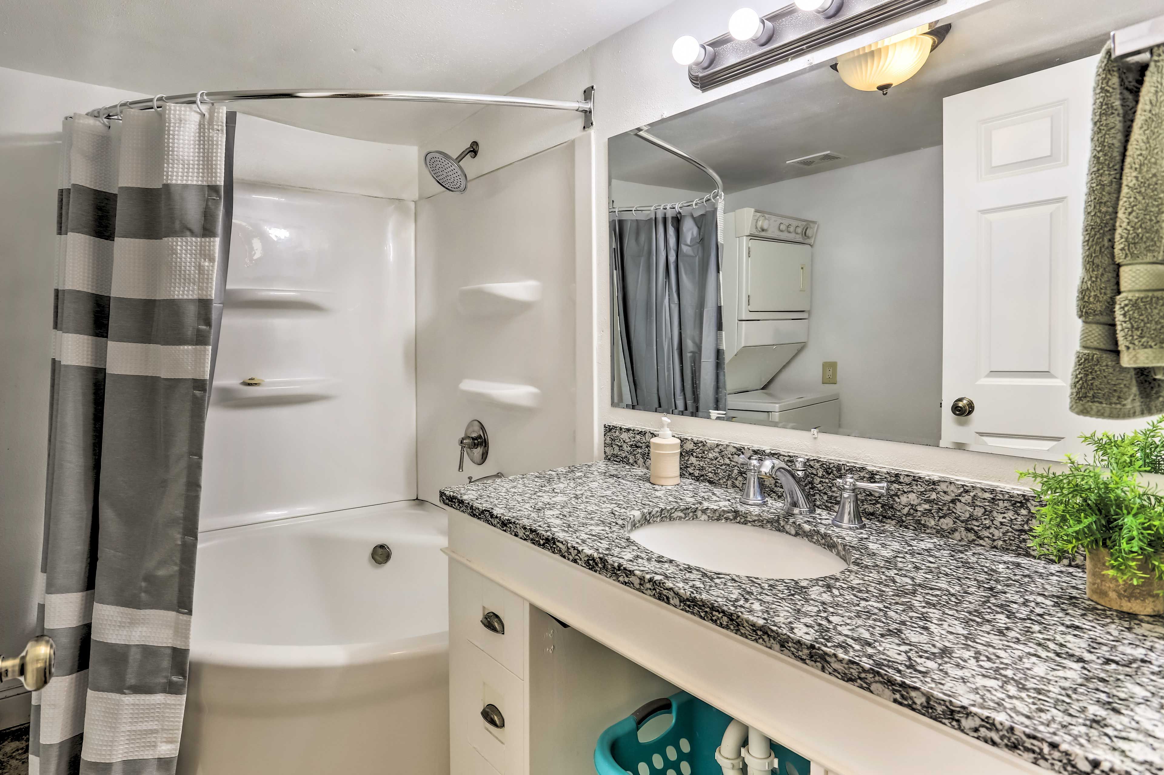 Full Bathroom | Complimentary Toiletries | Hair Dryer