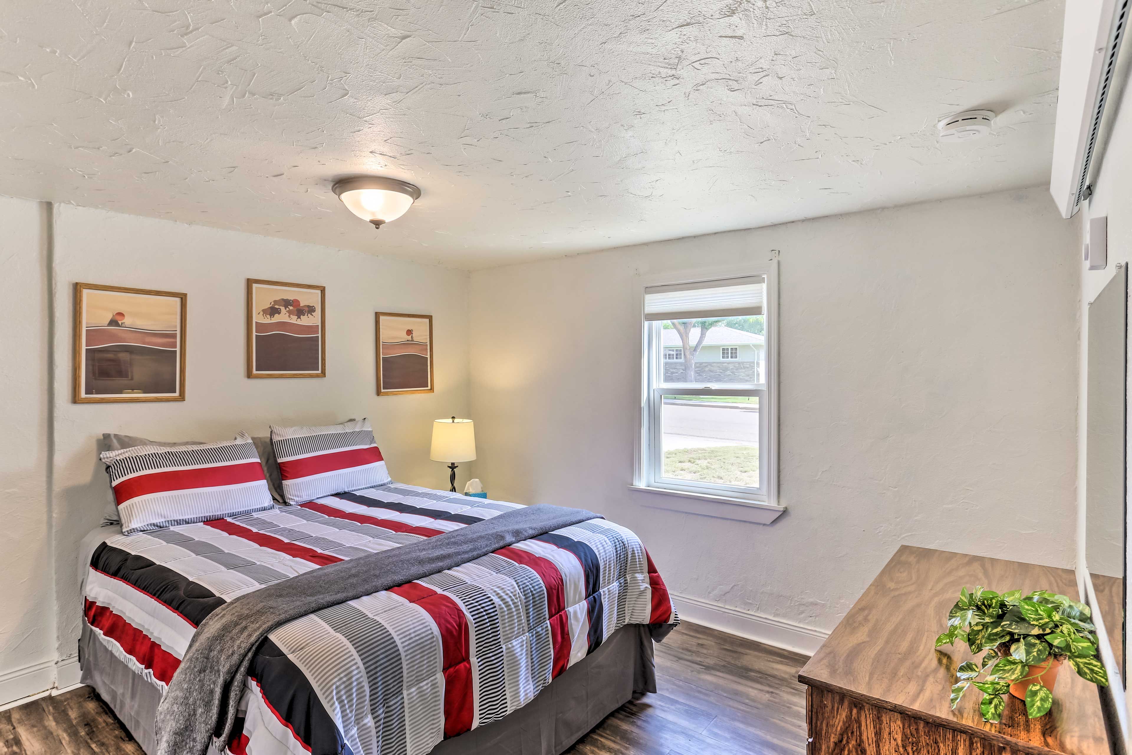 Bedroom 1 | Queen Bed | Central Air Conditioning | Linens Provided