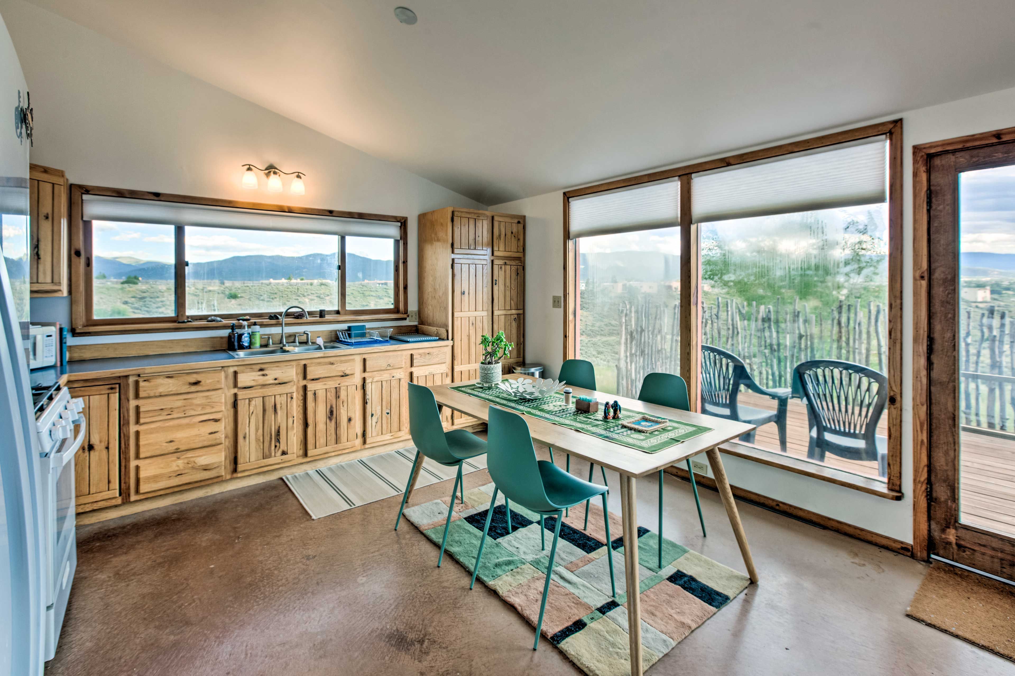 Dining Area | Dishware & Flatware Provided