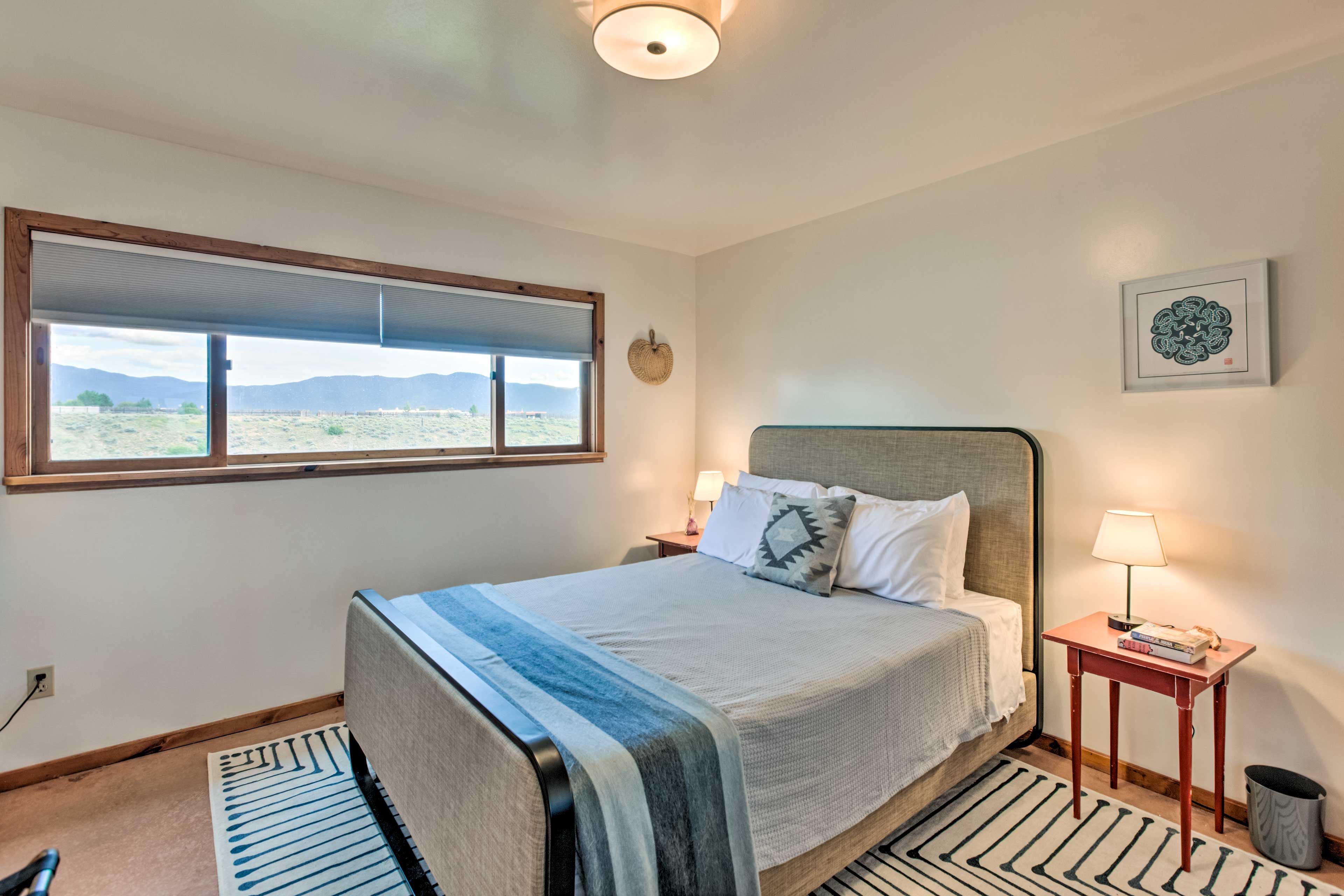 Bedroom 1 | Queen Bed