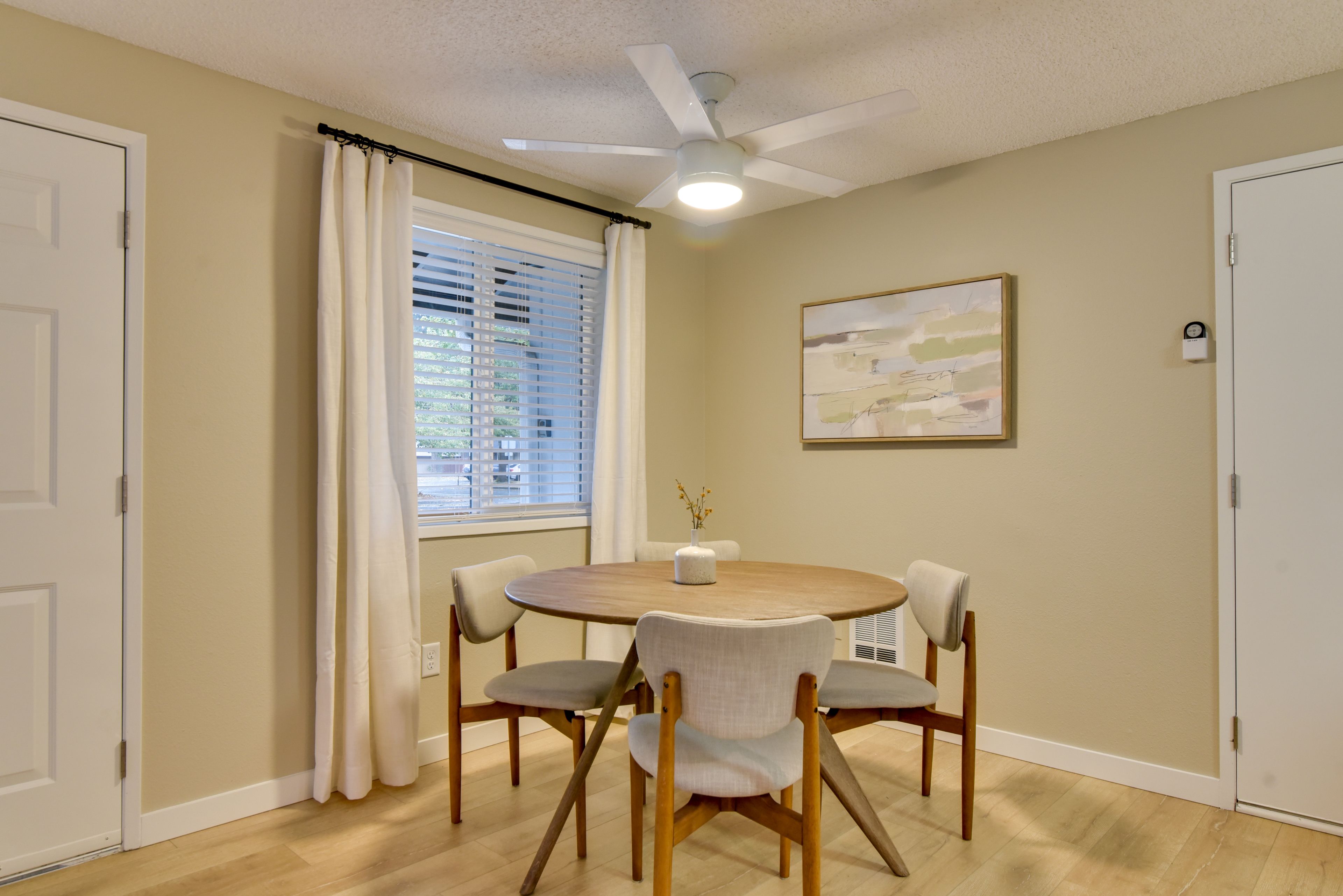 Dining Area | Dishware & Flatware Provided