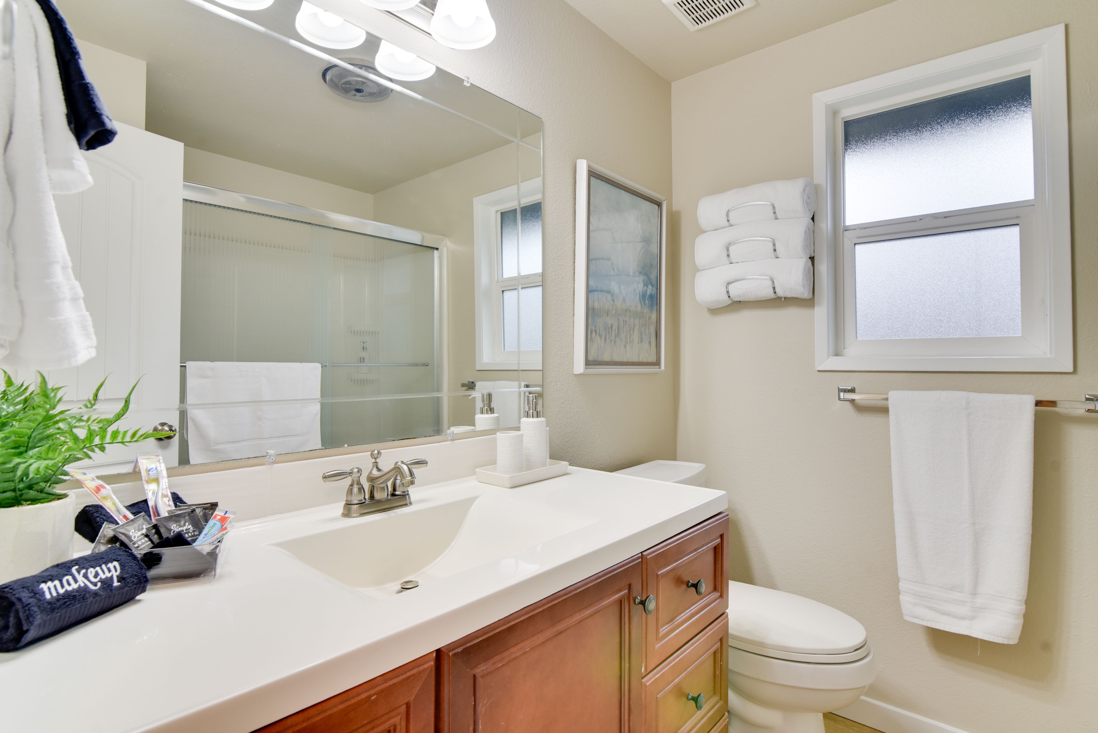 Full Bathroom | Complimentary Toiletries | Hair Dryer | Towels Provided