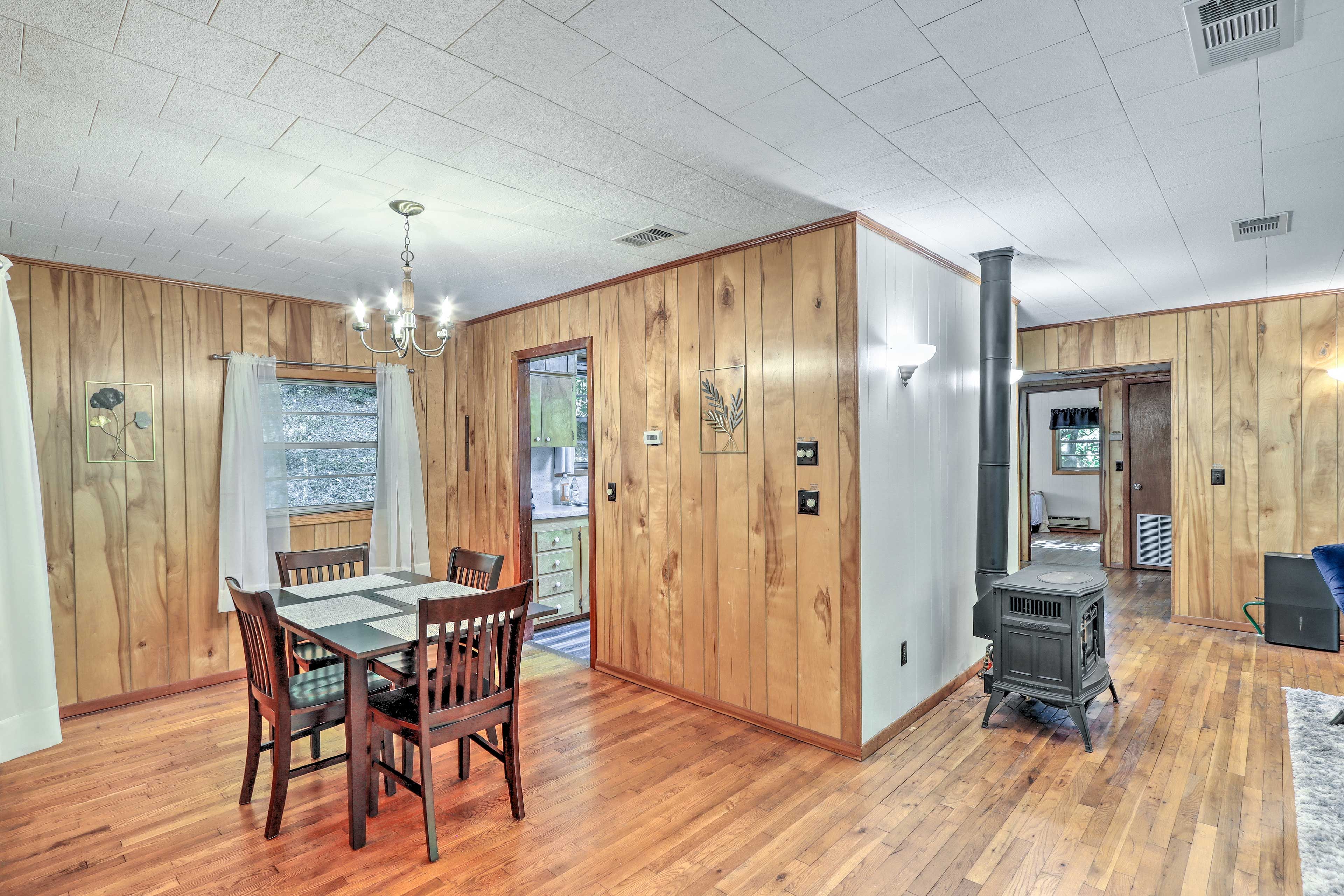 Dining Area | Dishware & Flatware Provided