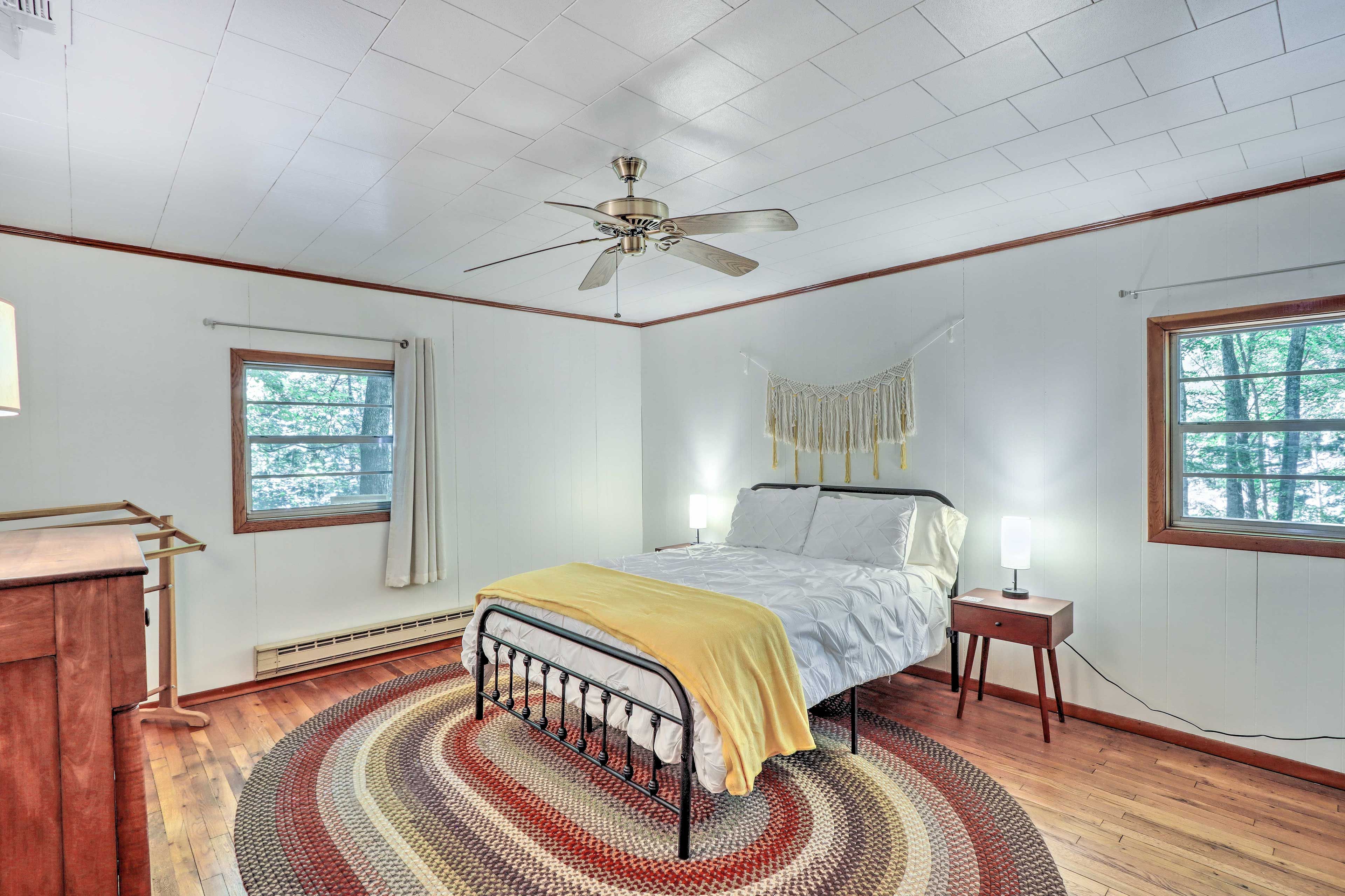 Bedroom 1 | Queen Bed