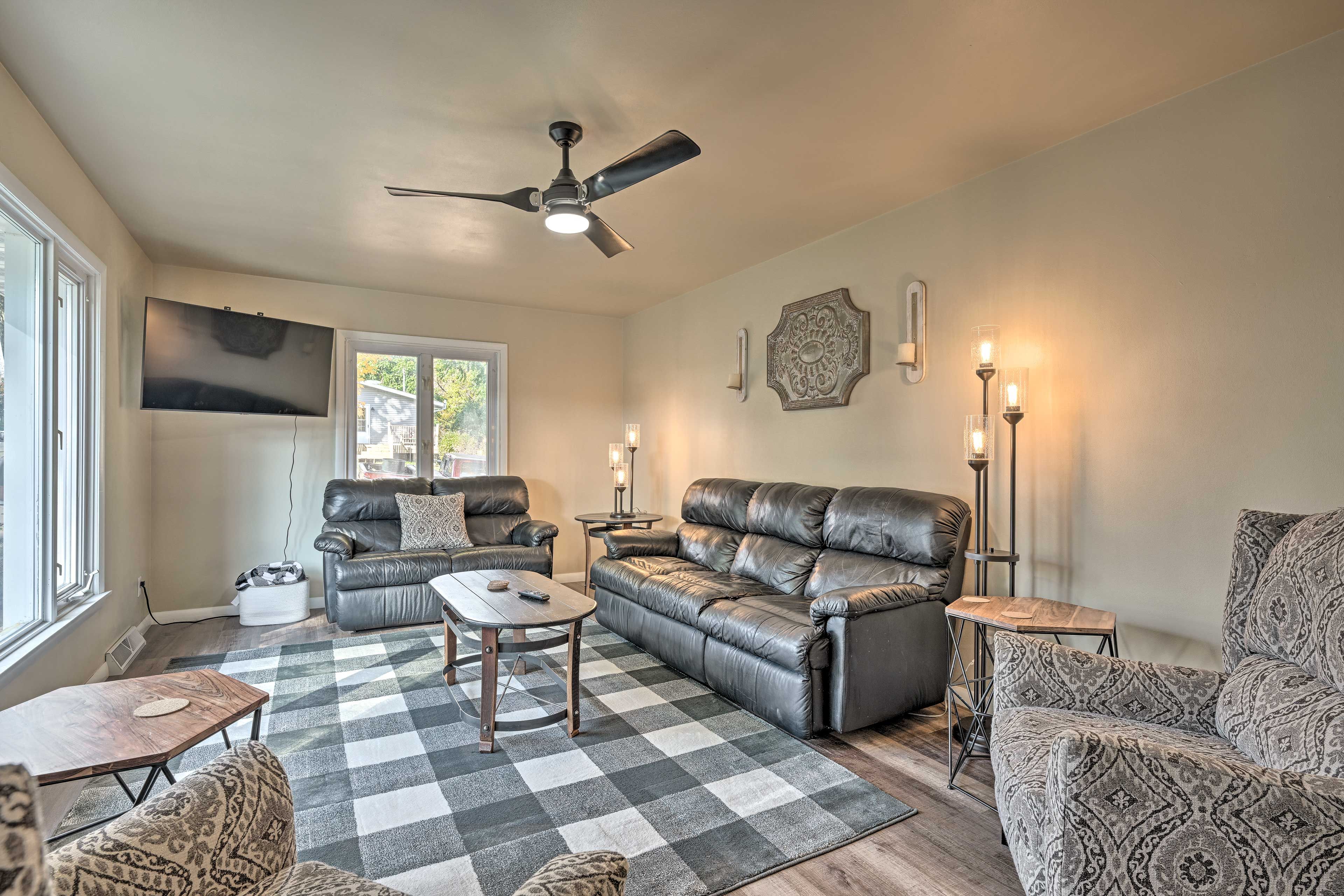 Living Room | Smart TV w/ Cable | Free WiFi | Central A/C & Heating