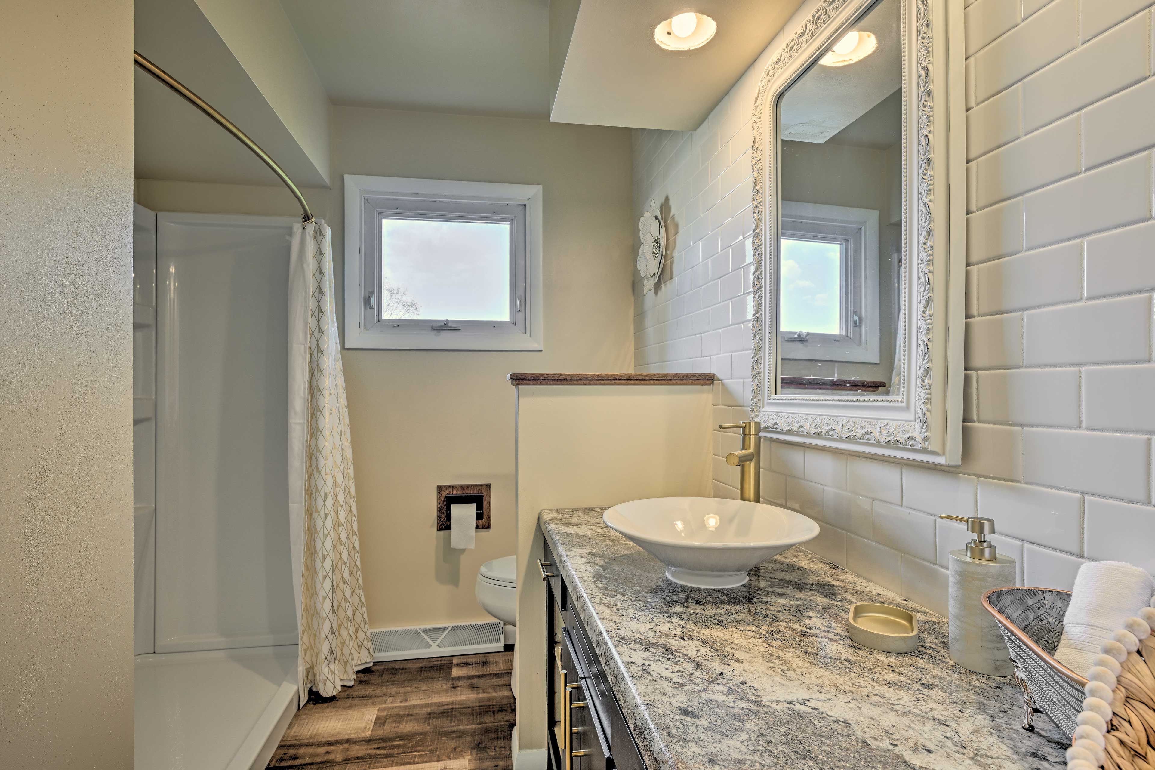 Full Bathroom | Complimentary Toiletries | Towels Provided