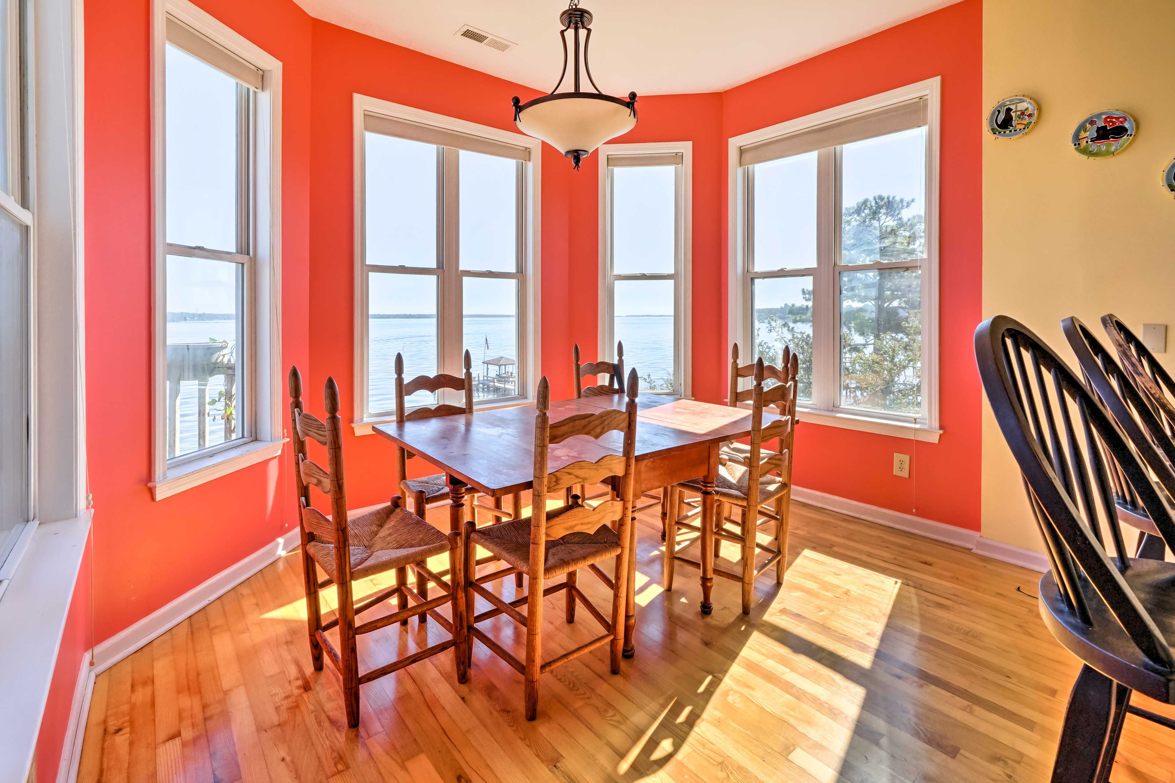 Dining Area | Dishware/Flatware Provided