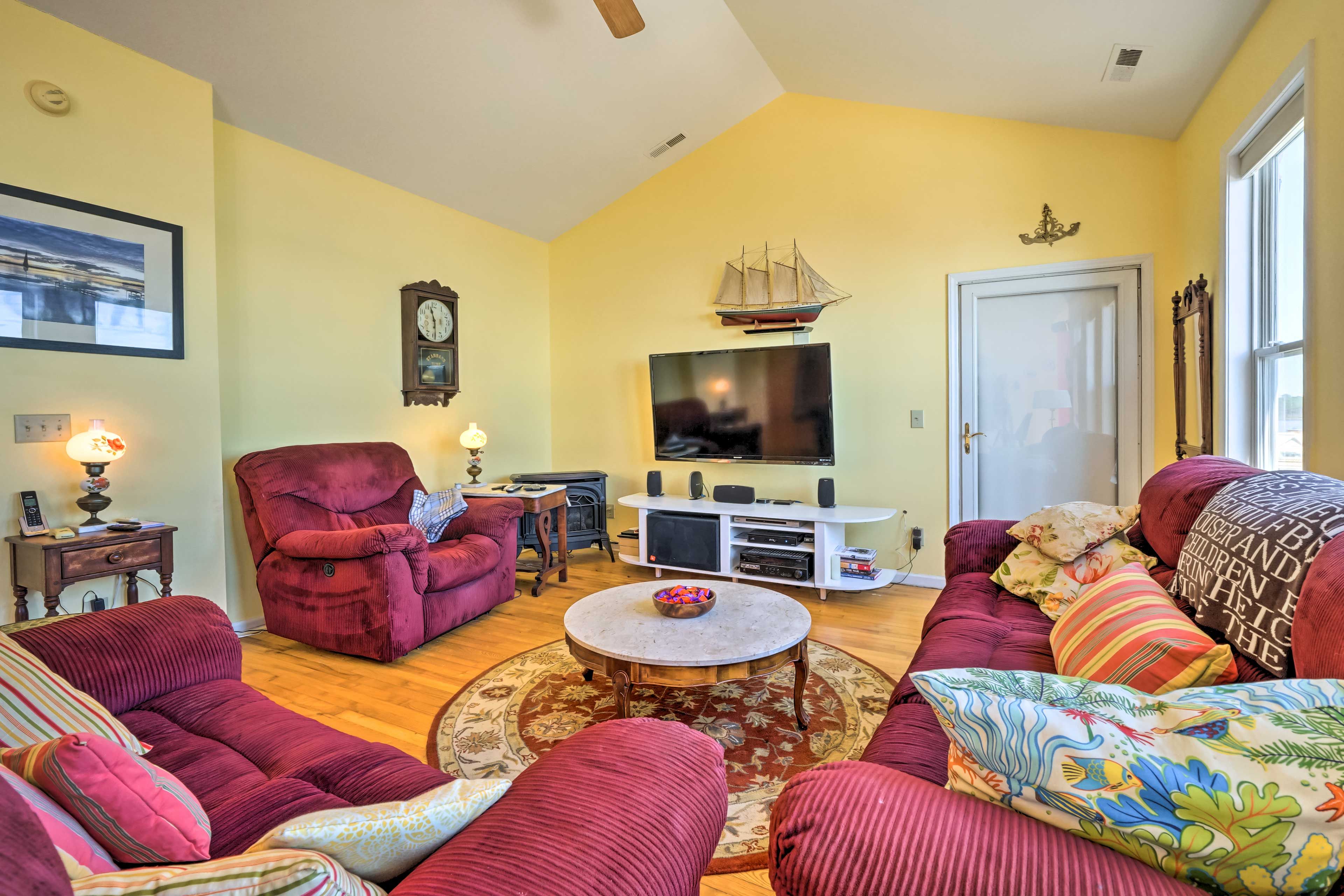 Living Room | Free WiFi | Central A/C | Smart TV