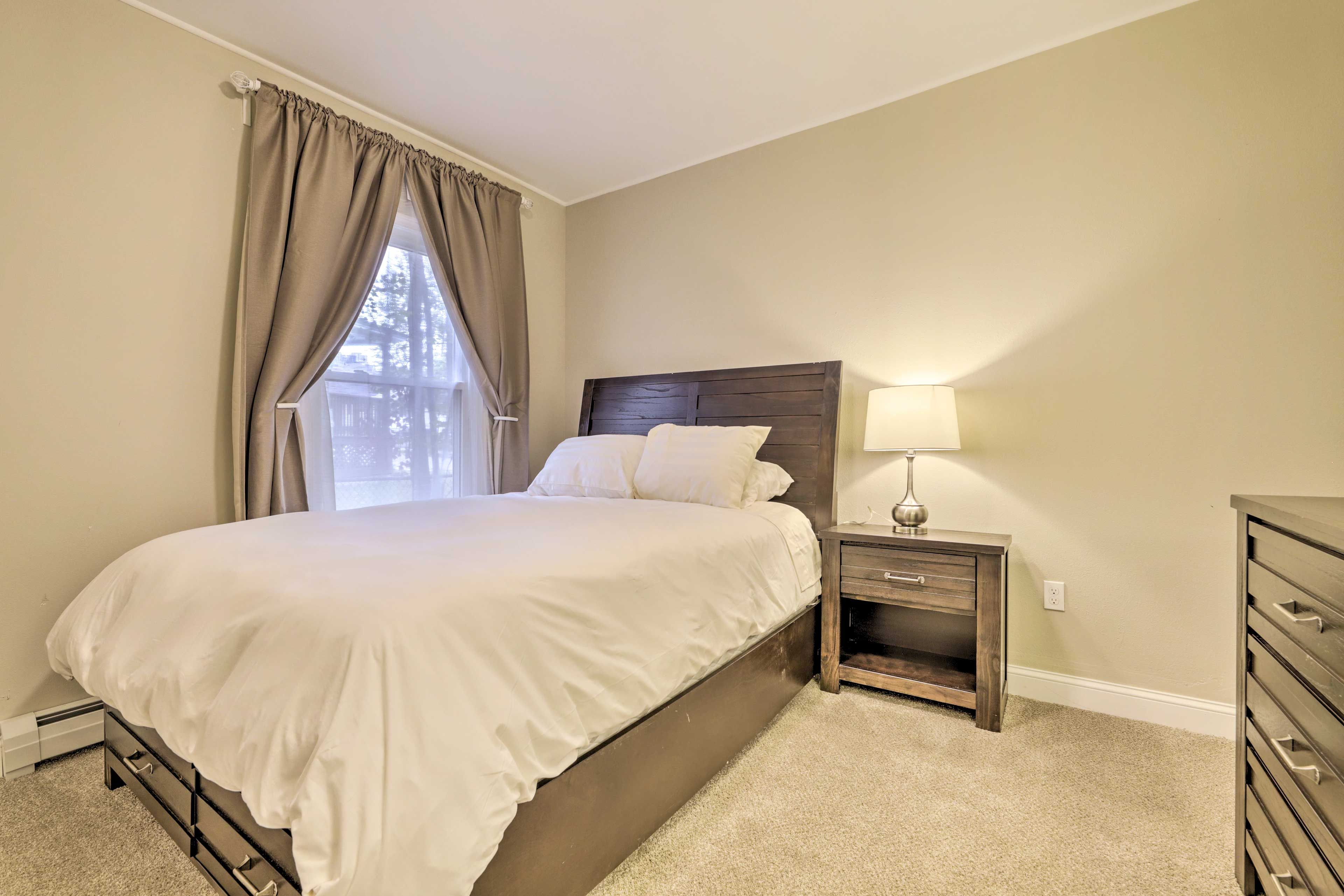 Bedroom 3 | Queen Bed